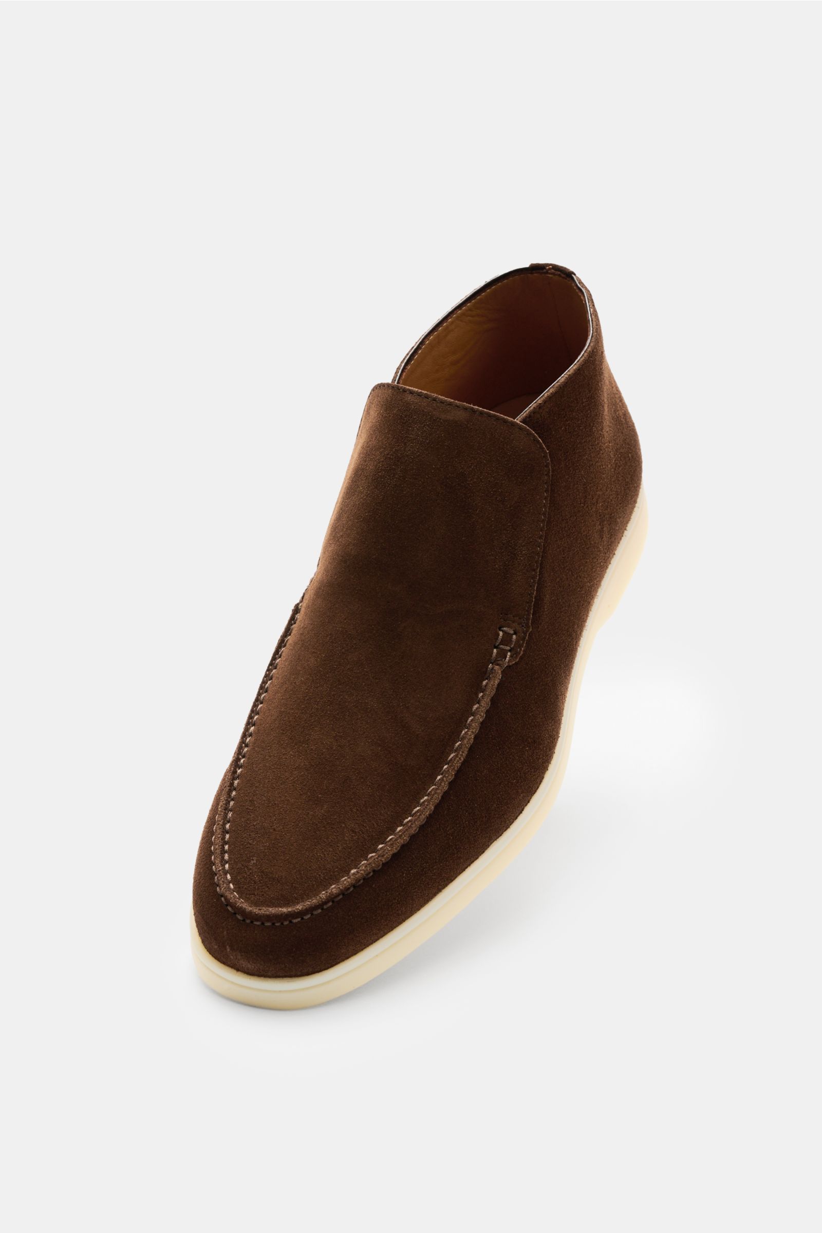 Aurélien Loafer 'City 2.0' braun, schräg von oben fotografiert, aus geschmeidigem Veloursleder mit elastischem Einsatz, schmal zulaufend, flexible Gummisohle.