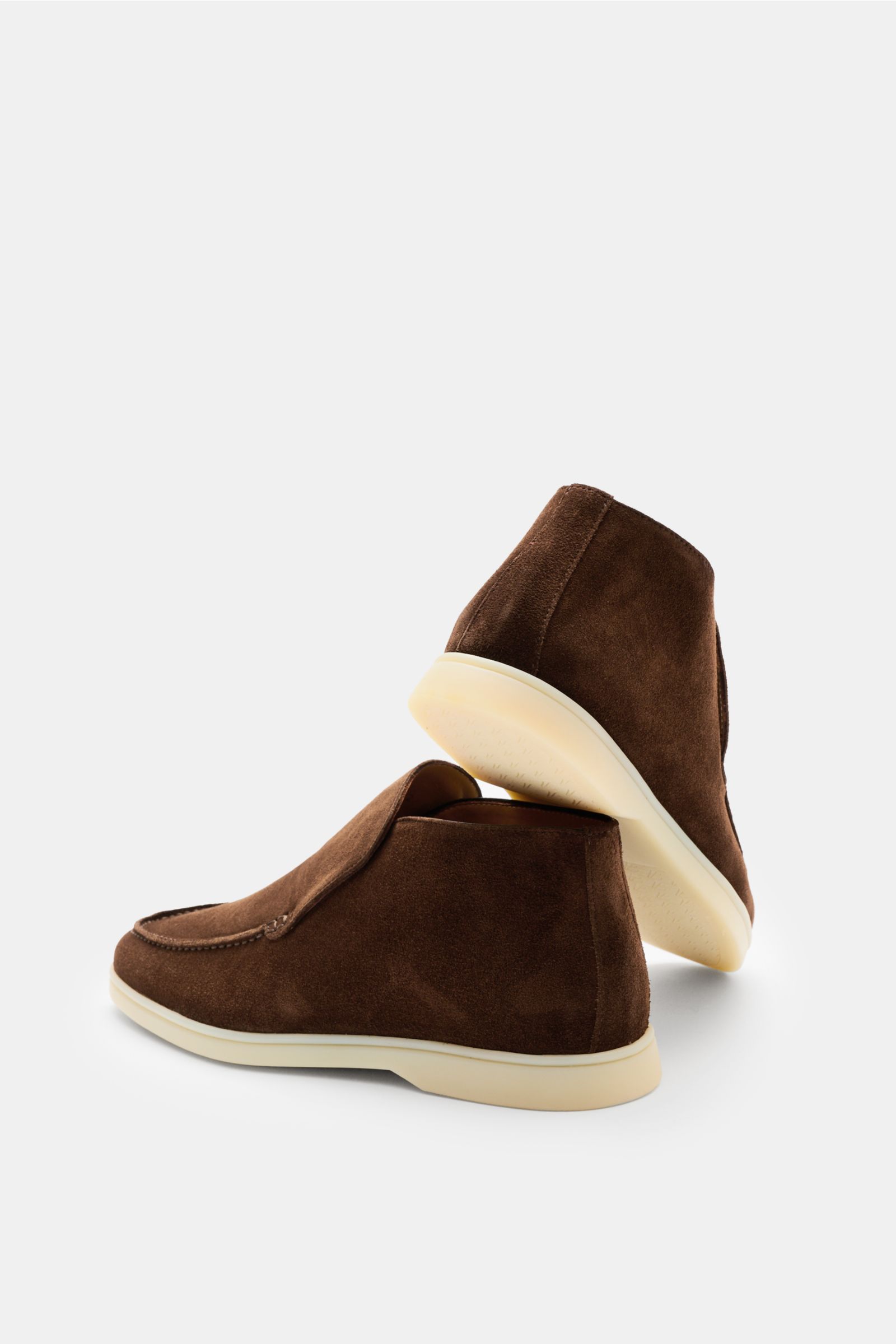 Brauner Aurélien Loafer 'City 2.0' aus Veloursleder mit schmal zulaufender Silhouette, ledernem Innenfutter, elastischen Einsätzen und flexibler Gummisohle, seitlich und von hinten fotografiert.