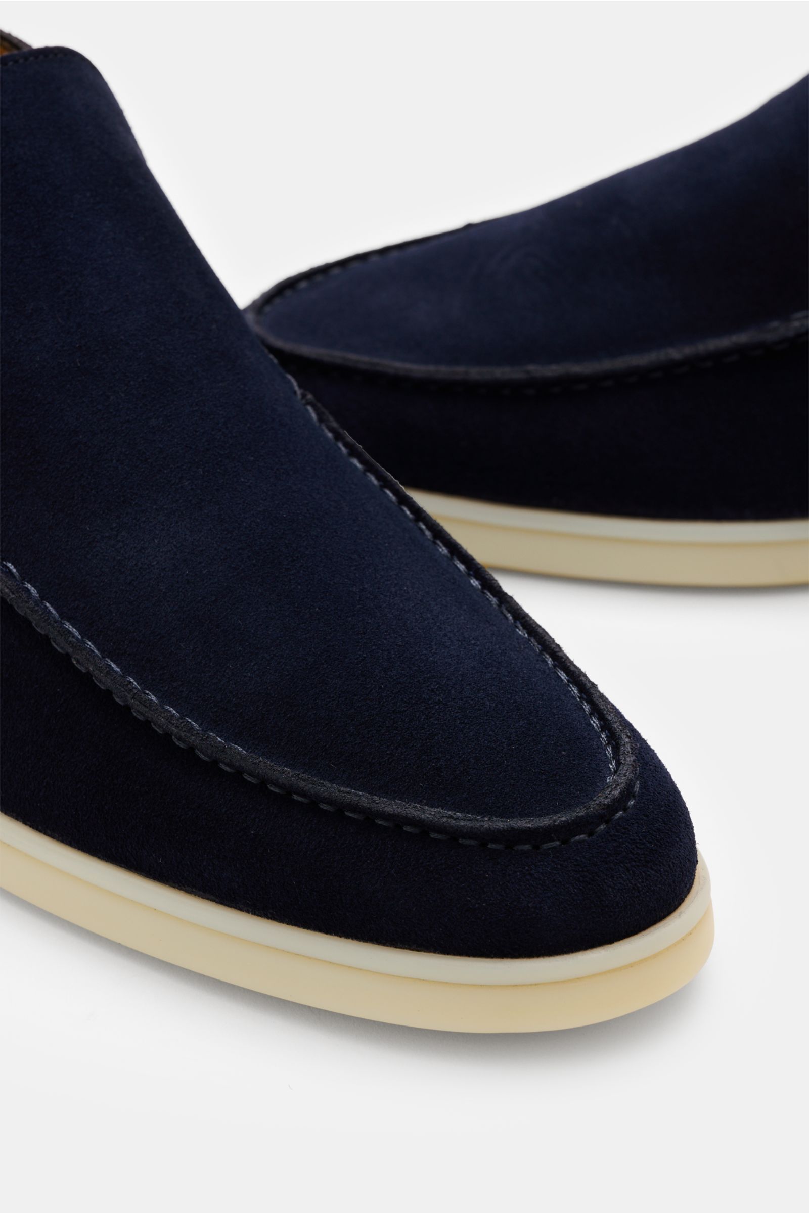 Close-up front-side view of the Aurélien Loafer 'City 2.0' navy, crafted from smooth navy veloursleder with elastic inserts and leather lining, featuring a flexible, durable, non-slip rubber sole and a slightly tapered silhouette for all-day comfort.