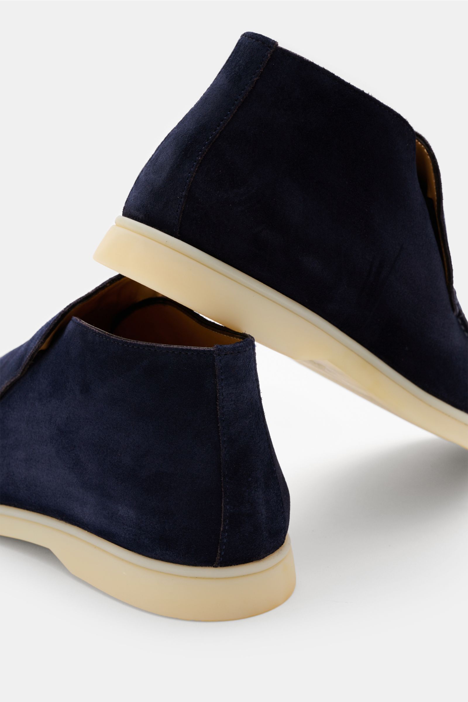 Rear-side view of Aurélien Loafer 'City 2.0' navy in smooth velour leather with flexible beige rubber soles and leather lining, designed for all-day comfort.