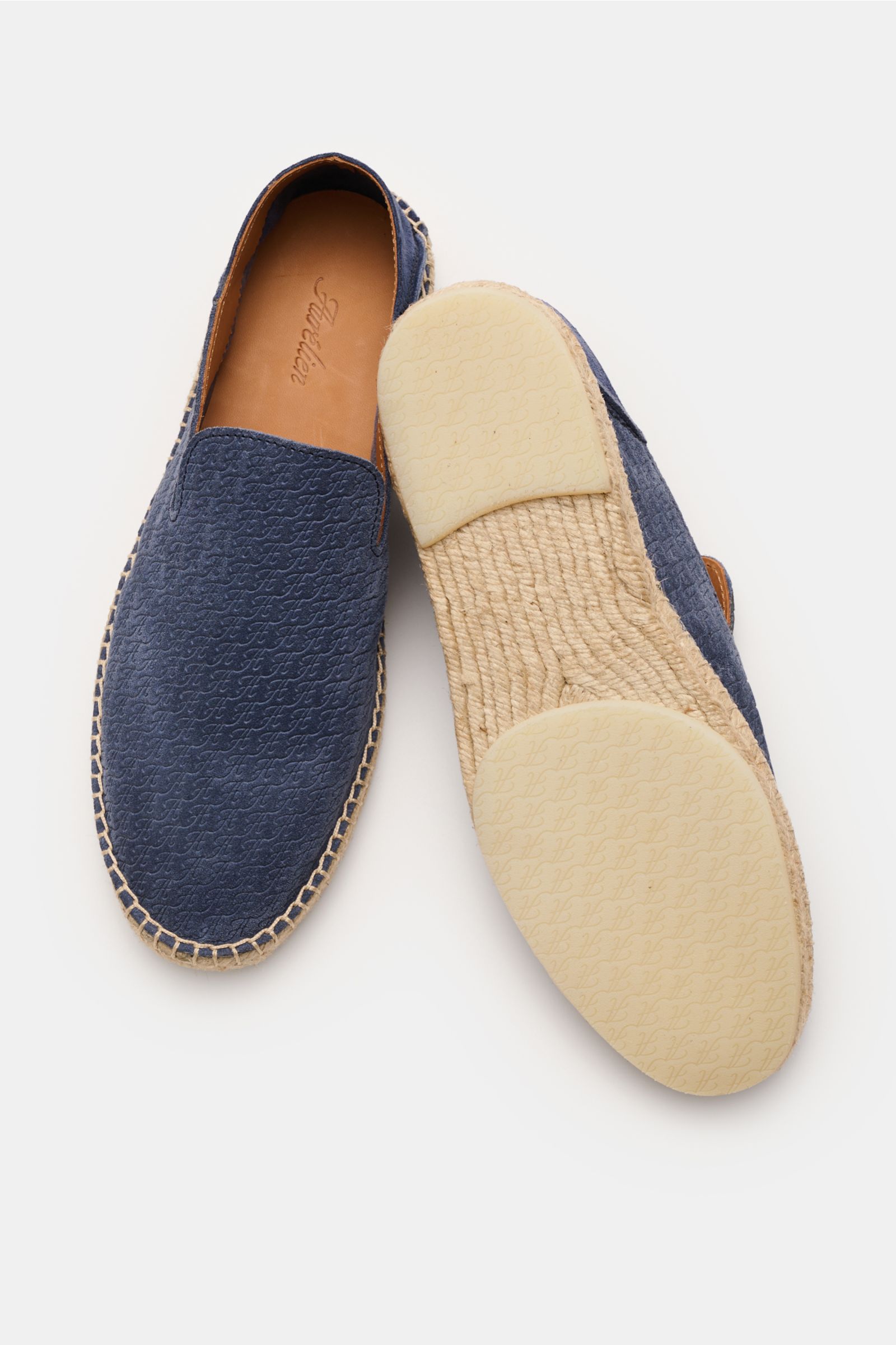 Top and sole view of Aurélien Espadrilles 'AUR1' graublau in soft velour leather with embossed logo, decorative toe seam, espadrille trim, and flexible rubber sole, photographed from above.

Additional description: Ideal für den Sommerurlaub: Mit ihrem