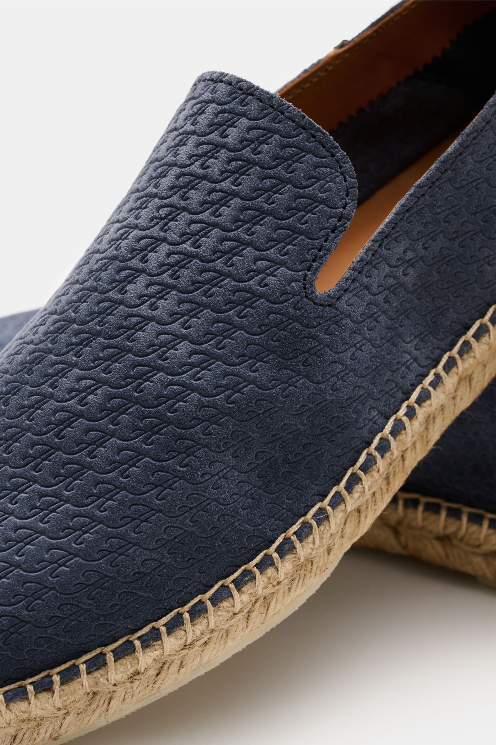 Close-up front-side view of Aurélien Espadrilles 'AUR1' graublau in soft grey-blue velour leather with embossed logo, decorative front seam, espadrille-style edging, and flexible rubber sole, ideal for summer comfort. Ideal für den Sommerurlaub: Mit ihrem
