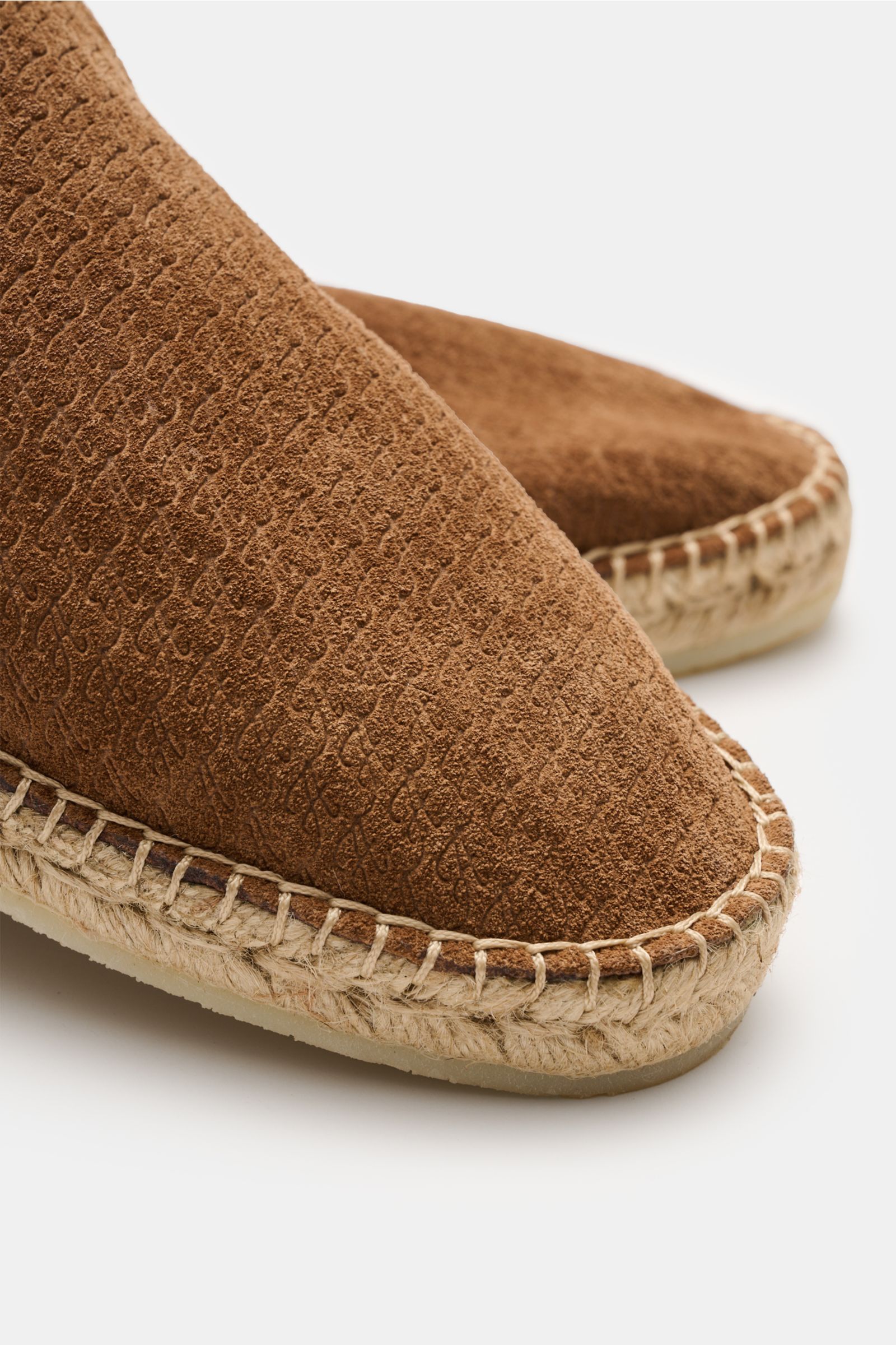 Aurélien Espadrilles 'AUR1' hellbraun aus softem Veloursleder mit Ziernaht und flexibler Gummisohle, Nahaufnahme der Vorderkappe schräg von vorne.