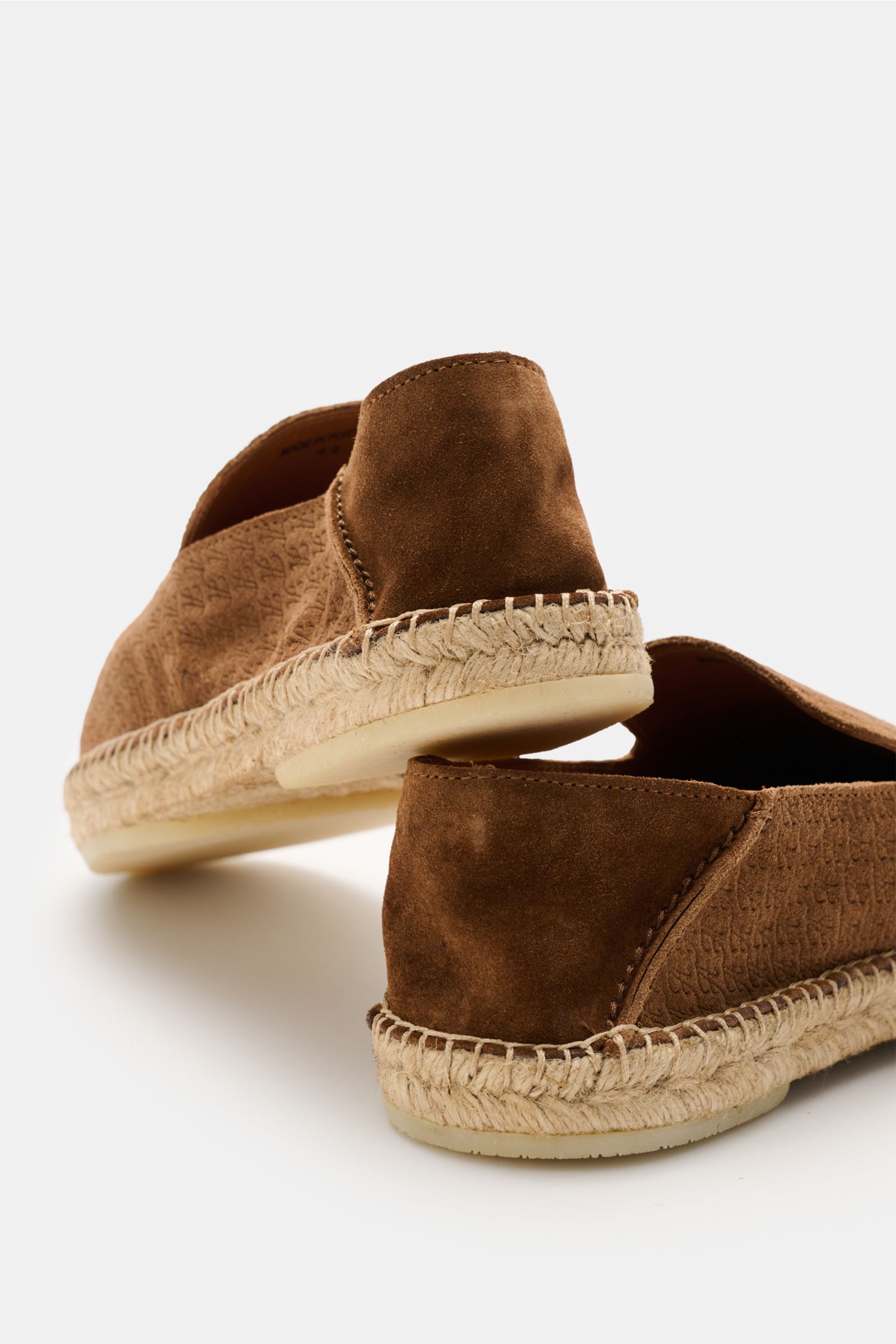 Aurélien Espadrilles 'AUR1' hellbraun aus softem Veloursleder, leichte Silhouette, Ziernaht, Logo-Prägung, flexible Gummisohle, Rückansicht.