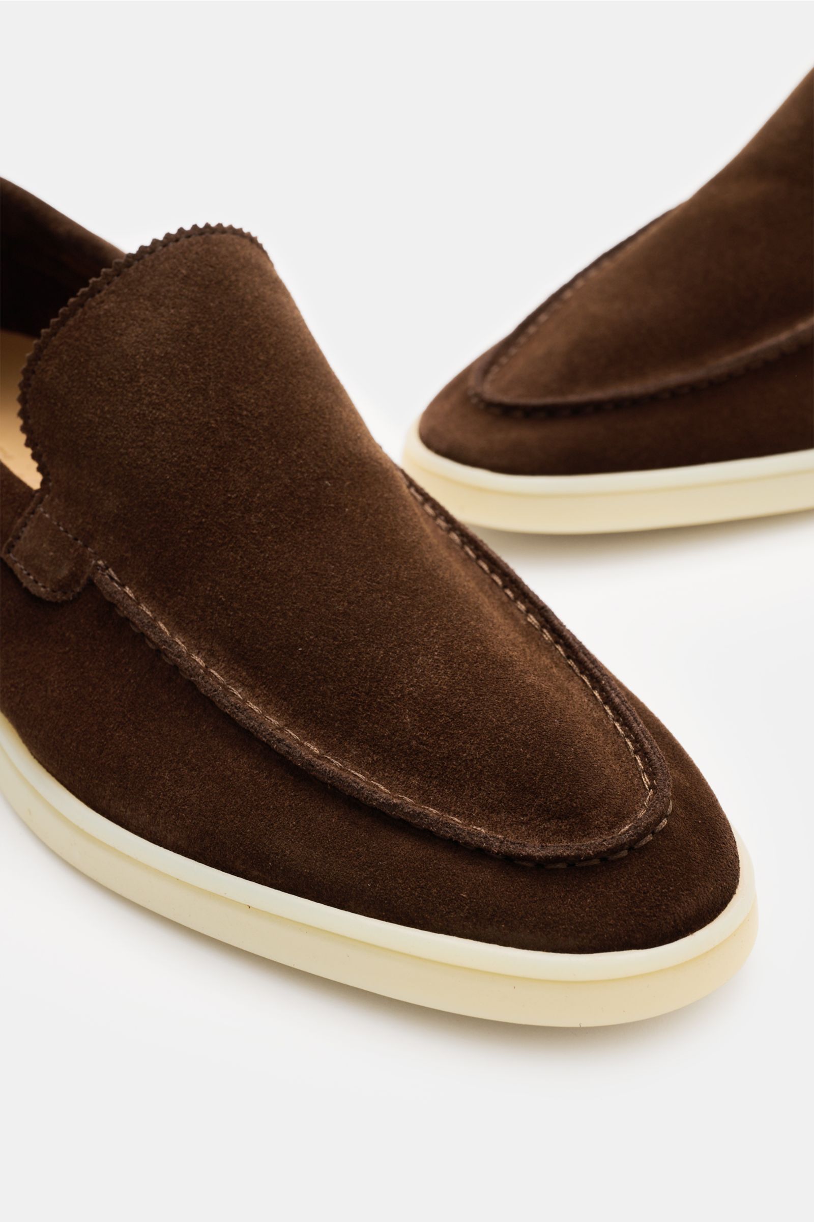 Brauner Aurélien Loafer 'Yacht 2.0' aus geschmeidigem Veloursleder mit Zickzackrand, handgenähten Nähten, schmaler Silhouette, ledernem Innenfutter und flexibler Gummisohle, Nahaufnahme von oben seitlich.