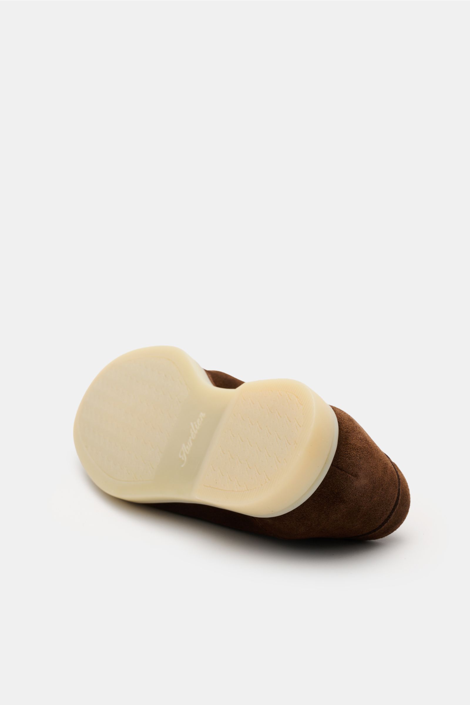 Brauner Aurélien Loafer 'Yacht 2.0' aus Veloursleder, schmal zulaufend, mit markanter Naht, flexible Gummisohle, von unten fotografiert.