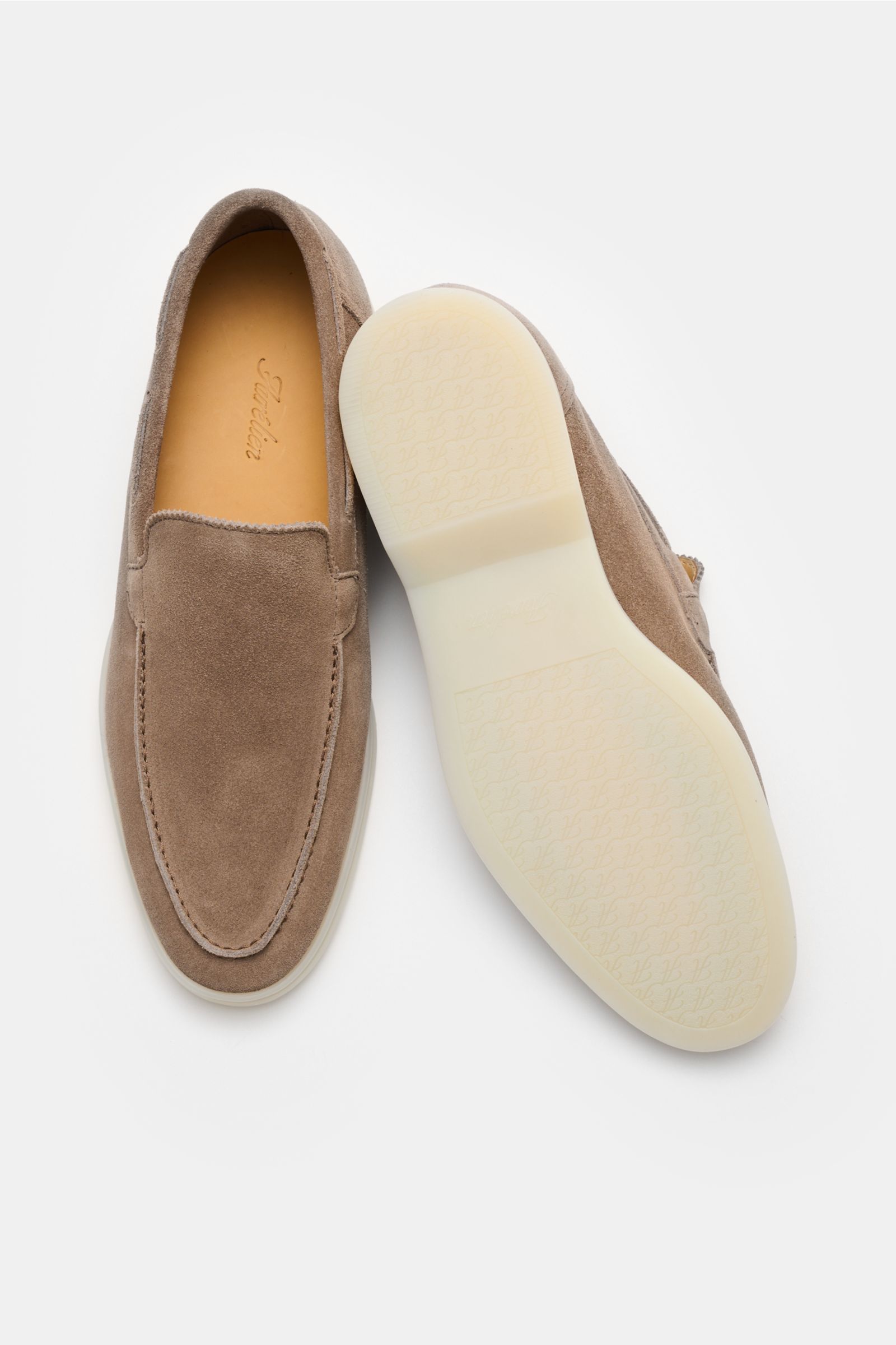 Aurélien Loafer 'Yacht 2.0' graubraun aus Veloursleder, schmal zulaufend, mit handgenähten Nähten, ledernem Innenfutter, flexible Gummisohle, Ansicht von oben.