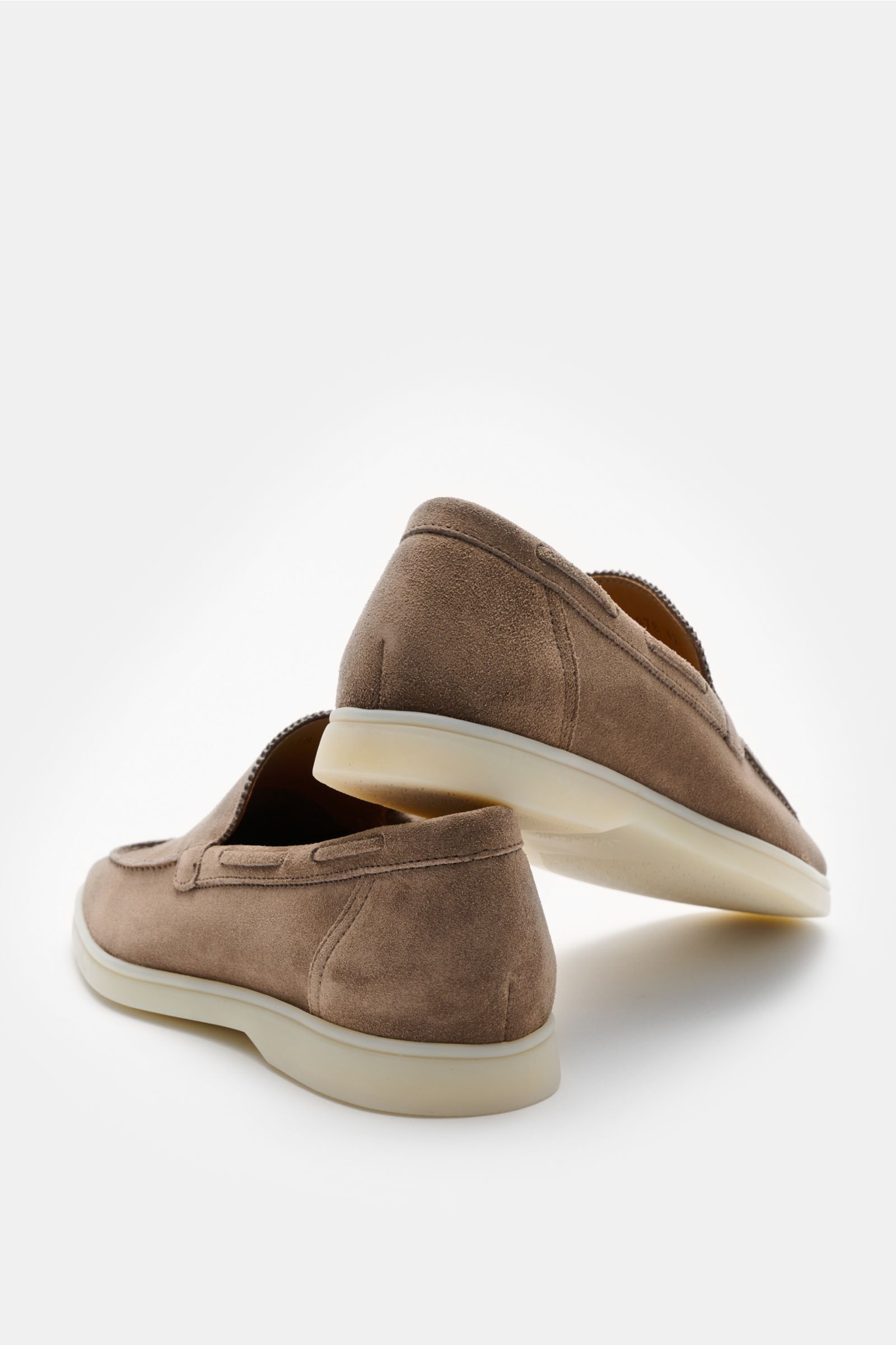 Aurélien Loafer 'Yacht 2.0' graubraun, Veloursleder, schmal zulaufend, flexible Gummisohle, handgenähte Nähte, Rückansicht rechts schräg.