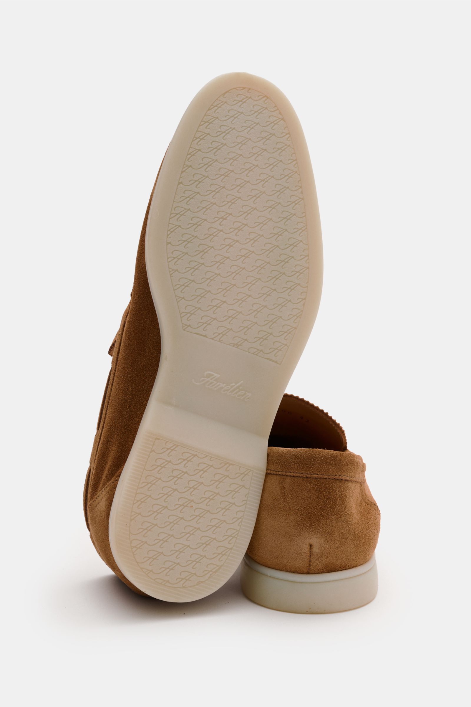 Rear view of Aurélien Loafer 'Yacht 2.0' hellbraun showing the smooth suede, flexible rubber sole with logo pattern, and hand-stitched details. Vielseitiger Begleiter: Die Konstruktion des 'Yacht Loafer 2.0' von AURÉLIEN sorgt für ultimativen Komfort, Atm