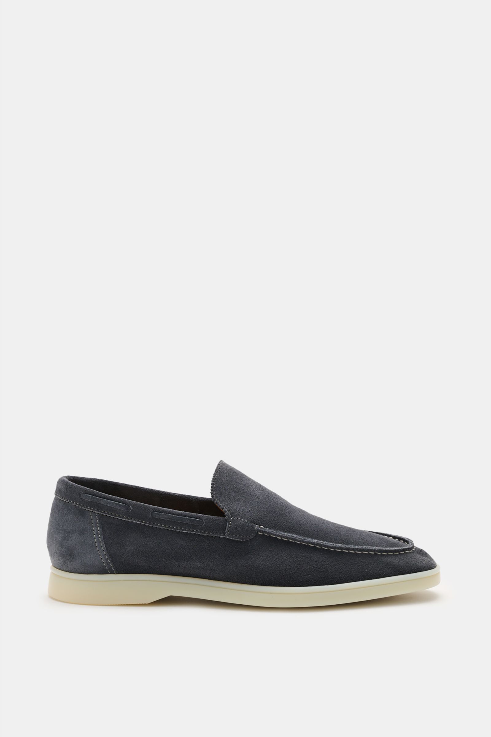 Side view of the Aurélien Loafer 'Yacht 2.0' graublau in soft grey-blue suede, featuring a narrow silhouette, hand-stitched toe, leather lining, and flexible white rubber sole for comfort and breathability.