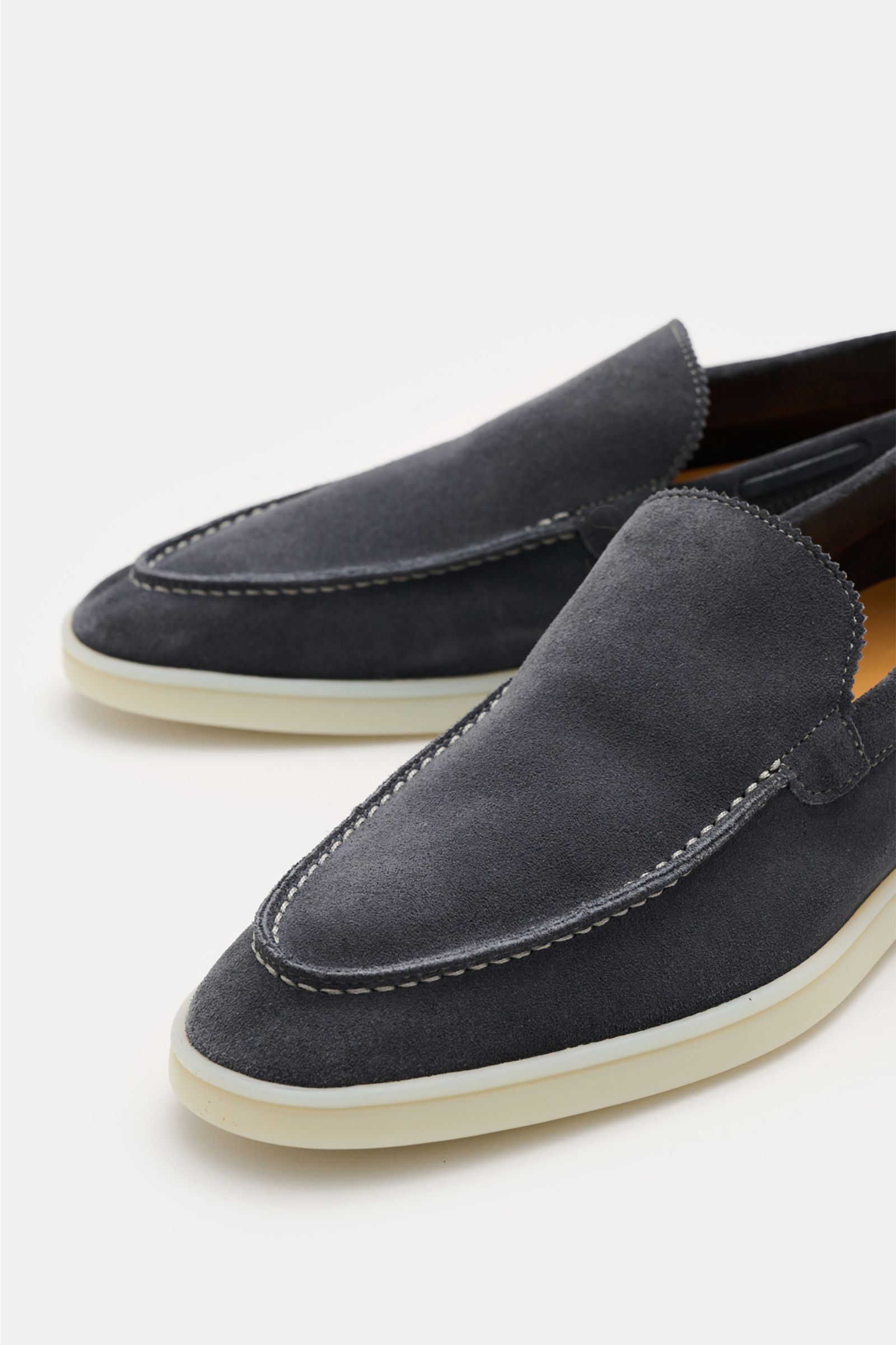 Front angle view of Aurélien Loafer 'Yacht 2.0' graublau in smooth grey-blue velour leather with hand-stitched zigzag edges, slim silhouette, leather lining, and flexible white rubber sole.