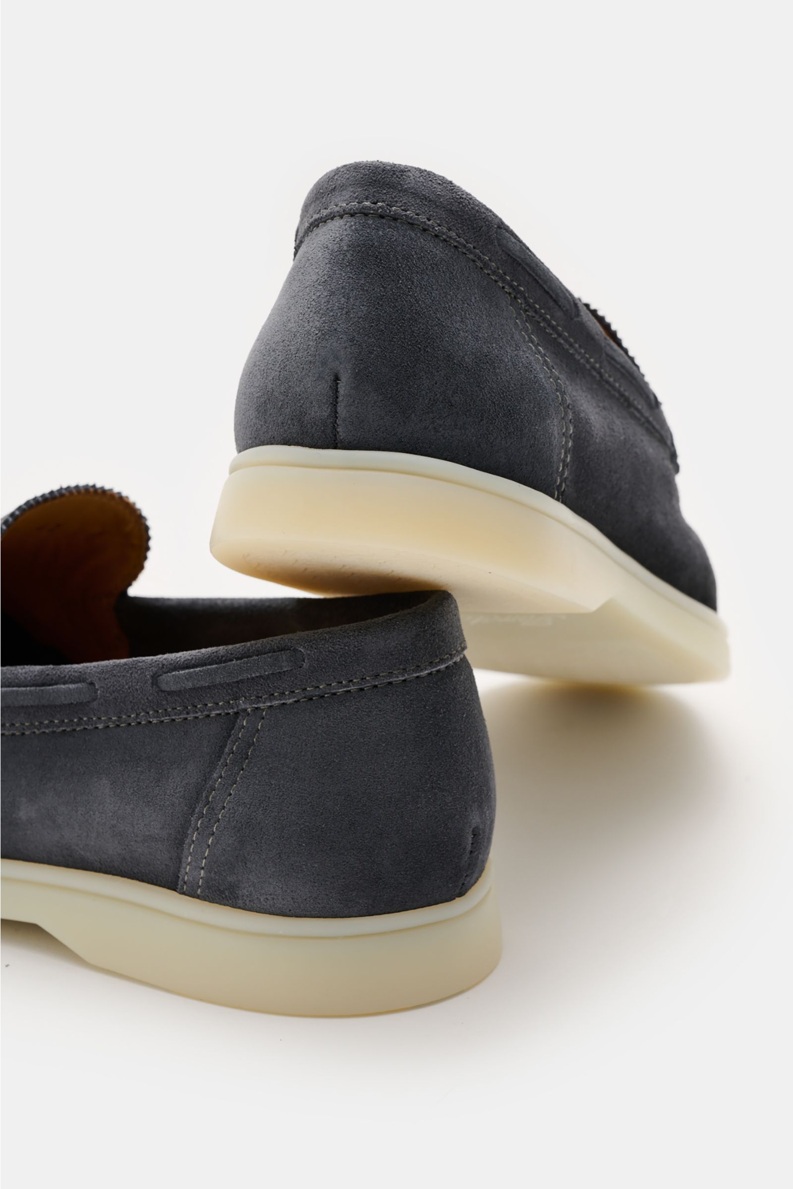 Rear-side view of Aurélien Loafer 'Yacht 2.0' graublau in smooth grey suede with narrow silhouette, hand-stitched details, leather lining, and flexible cream rubber sole.