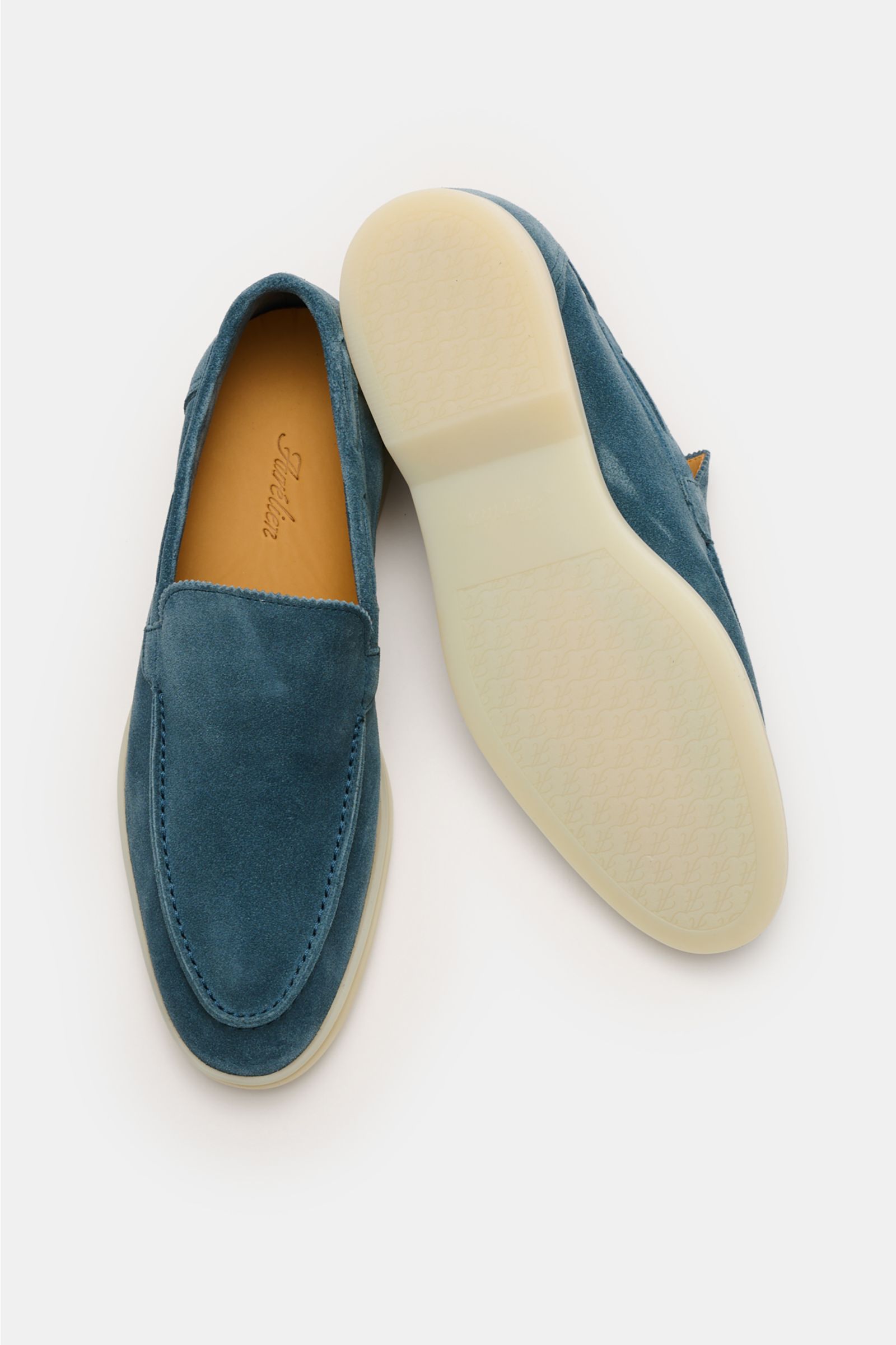 Aurélien Loafer 'Yacht 2.0' rauchblau shown from above and side, featuring smooth velour leather, slim silhouette, hand-stitched details, leather lining, and flexible rubber sole for comfort and breathability.