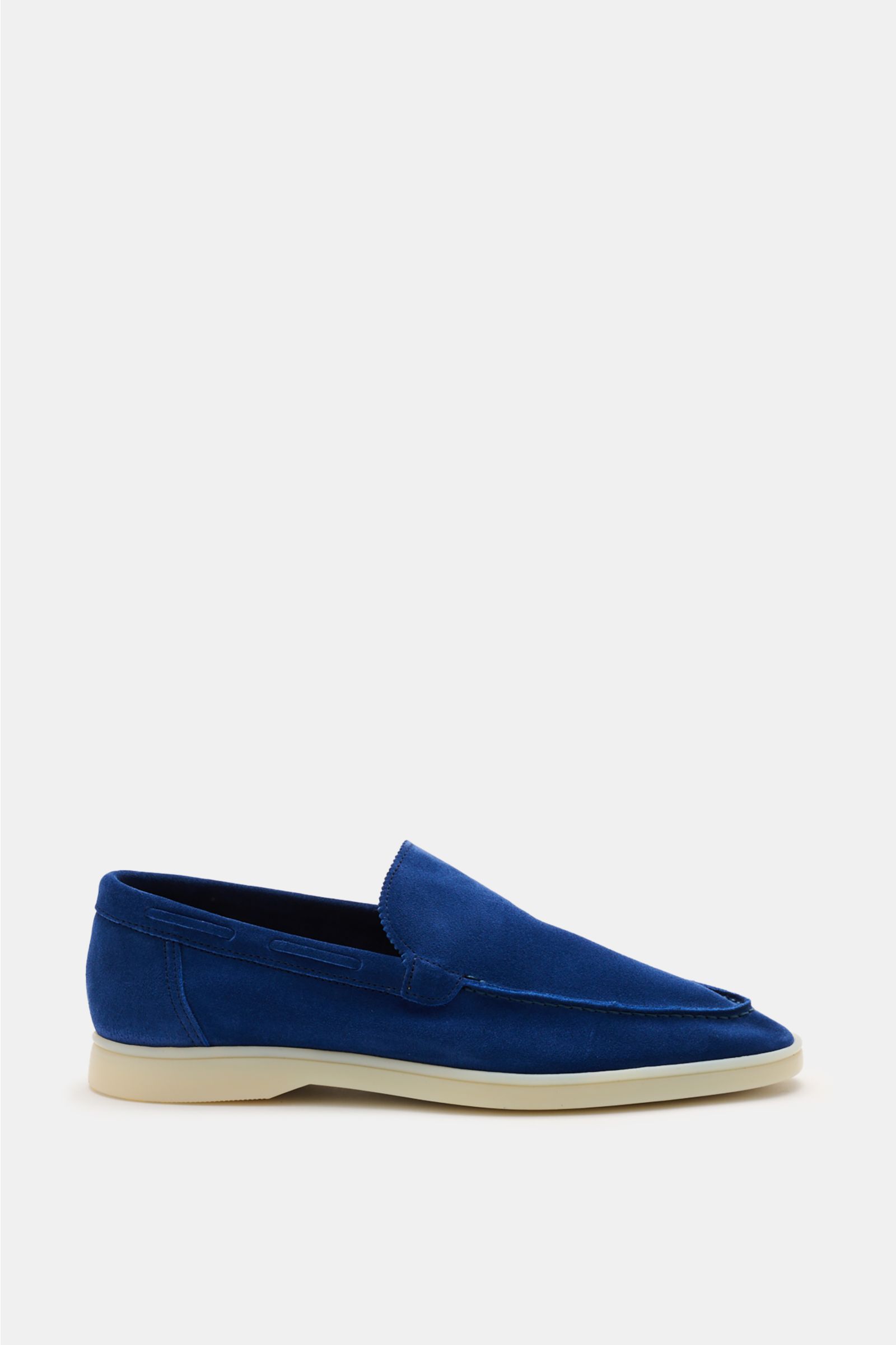 Side view of Aurélien Loafer 'Yacht 2.0' blau in smooth blue suede with narrow silhouette, zigzag tongue edge, hand-stitched toe, leather lining, and flexible rubber sole. Vielseitiger Begleiter: Die Konstruktion des 'Yacht Loafer 2.0' von AURÉLIEN sorgt 