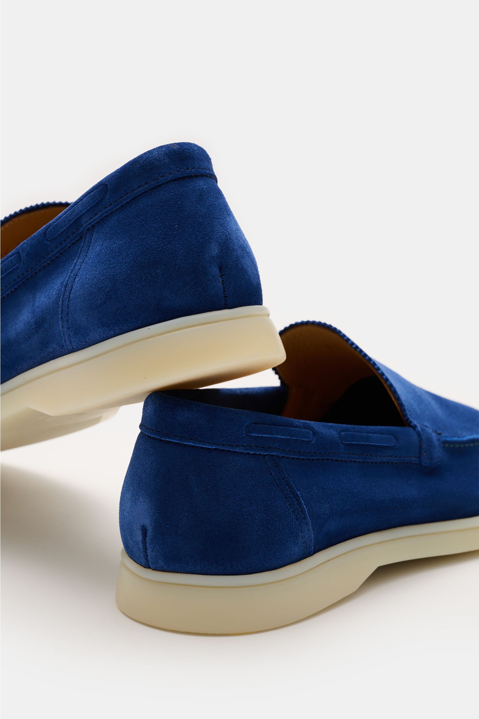Rear and side view of Aurélien Loafer 'Yacht 2.0' blau in smooth blue suede with hand-stitched details, leather lining, and flexible sole.