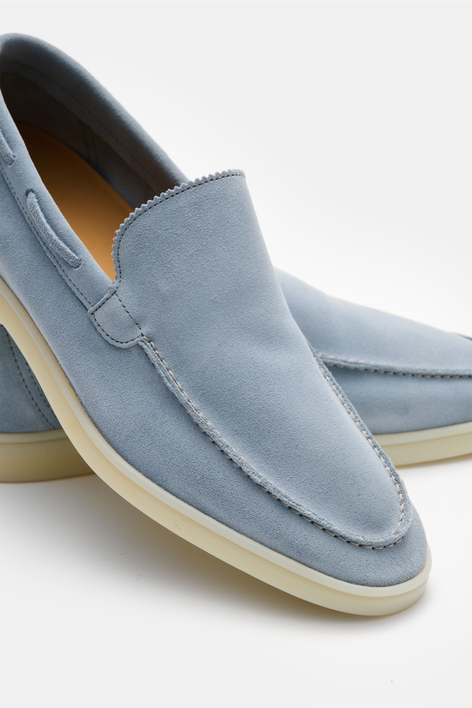 Aurélien Loafer 'Yacht 2.0' hellblau aus geschmeidigem Veloursleder, schmal zulaufend, mit Zickzackrand, handgenähten Nähten, ledernem Innenfutter, flexibler Gummisohle, von schräg vorne fotografiert.