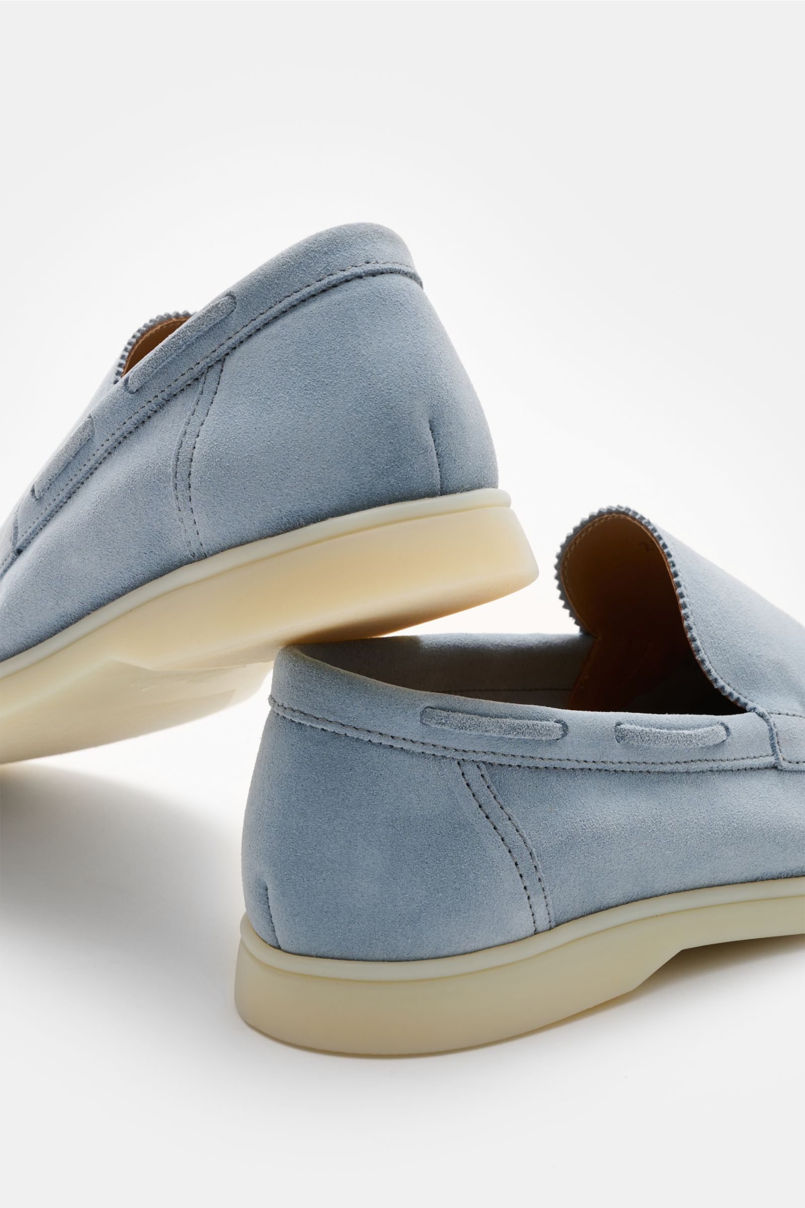 Aurélien Loafer 'Yacht 2.0' hellblau, seitliche Perspektive, Veloursleder, Zickzackrand, handgenähte Nähte, schmal, flexible Gummisohle.