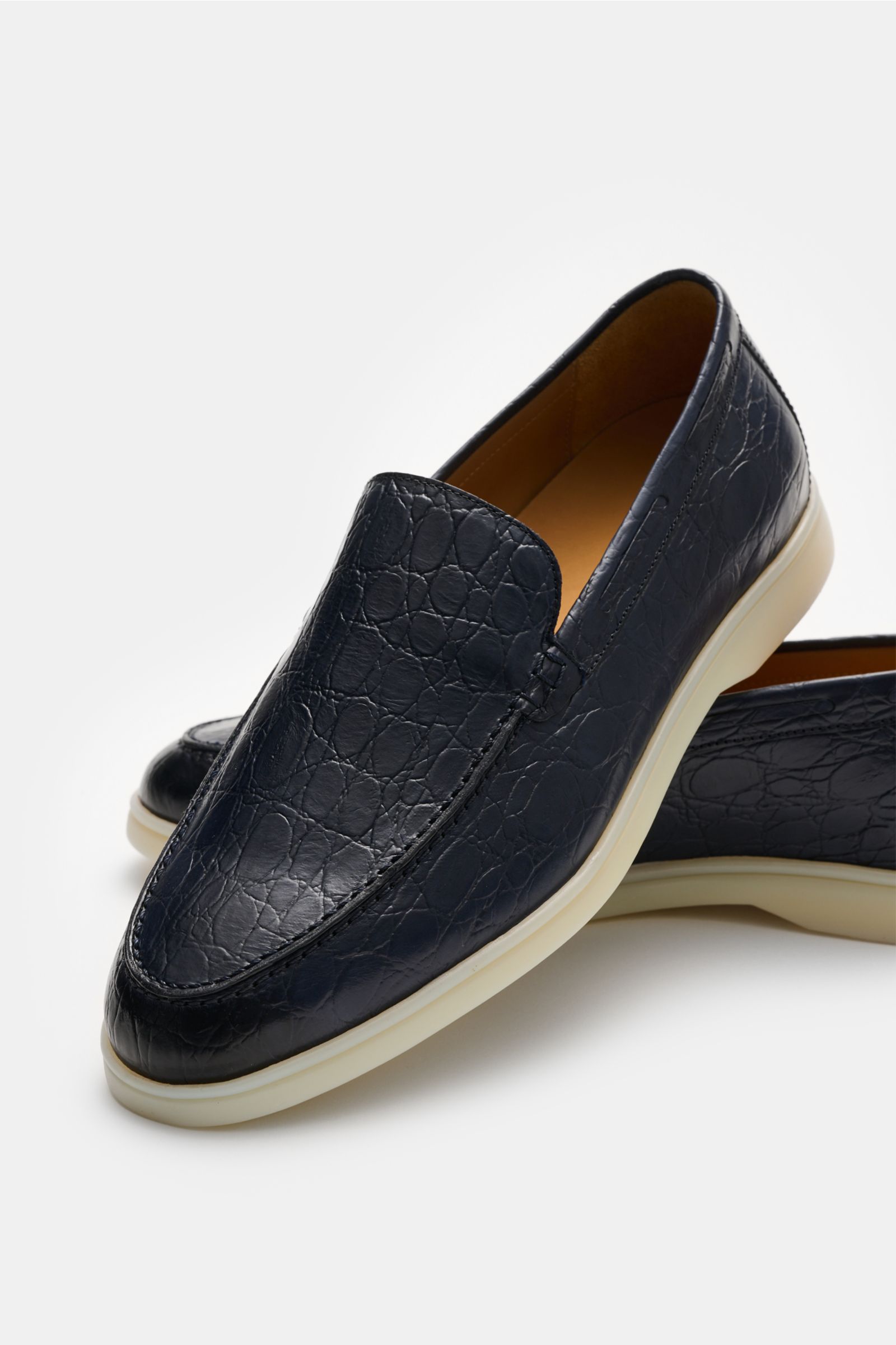 Front-side view of Aurélien Loafer 'Yacht 2.0' navy in polished calf leather with crocodile embossing, slim silhouette, decorative stitching, leather lining, and flexible white rubber sole.