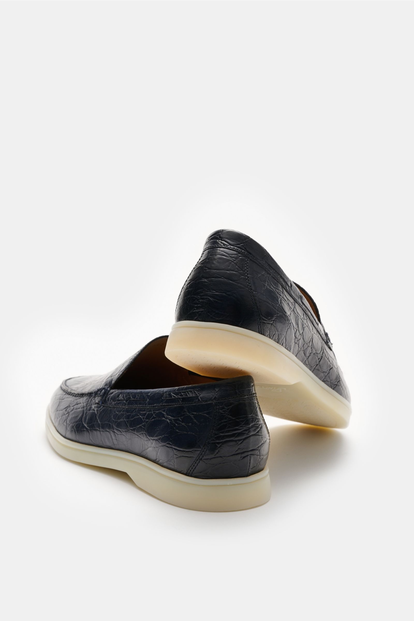 Rear-side view of Aurélien Loafer 'Yacht 2.0' navy in polished calfskin with crocodile embossing, narrow silhouette, leather lining, decorative cap toe stitching, and flexible rubber sole.