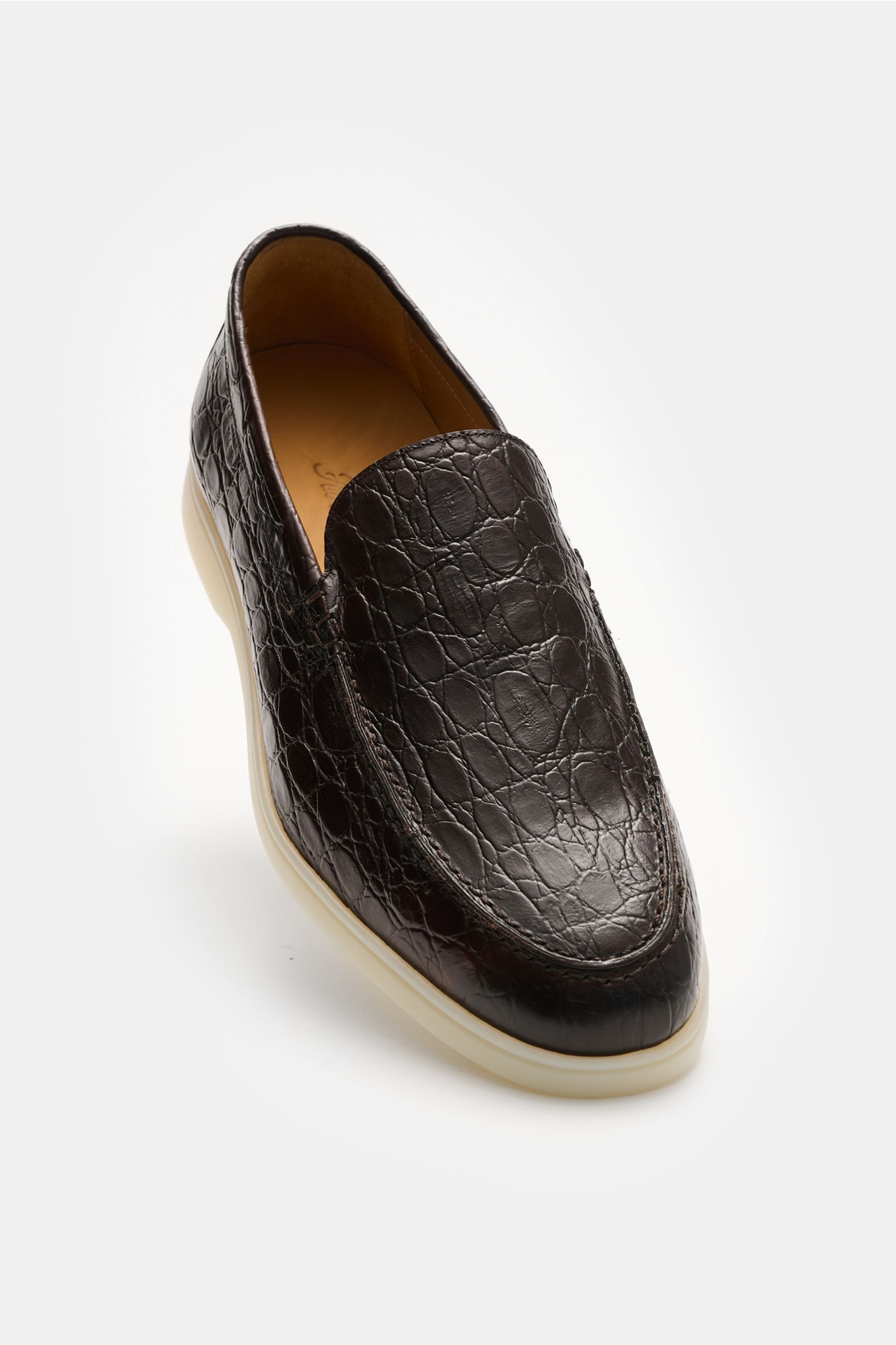 Aurélien Loafer 'Yacht 2.0' dunkelbraun, schmal zulaufend mit poliertem Kalbsleder, Krokodilprägung, Ziernaht vorne, Lederfutter, Gummisohle, Frontalansicht.