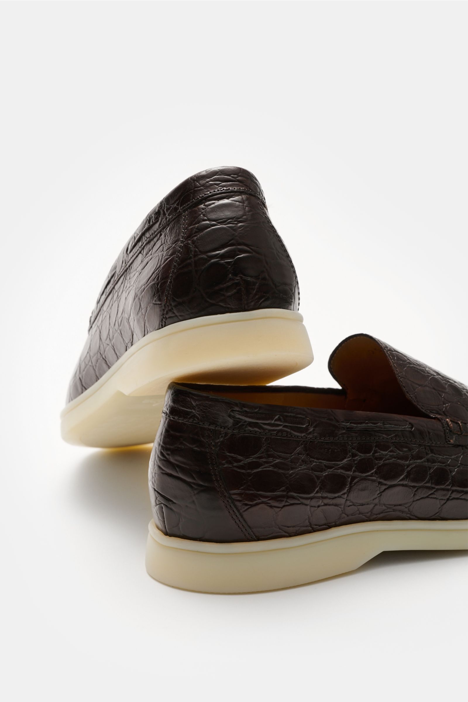 Aurélien Loafer 'Yacht 2.0' dunkelbraun, seitlich hinten fotografiert, poliertes Kalbsleder mit Krokodilprägung, schmale Silhouette, Ziernaht, ledernes Innenfutter, flexible Gummisohle.
