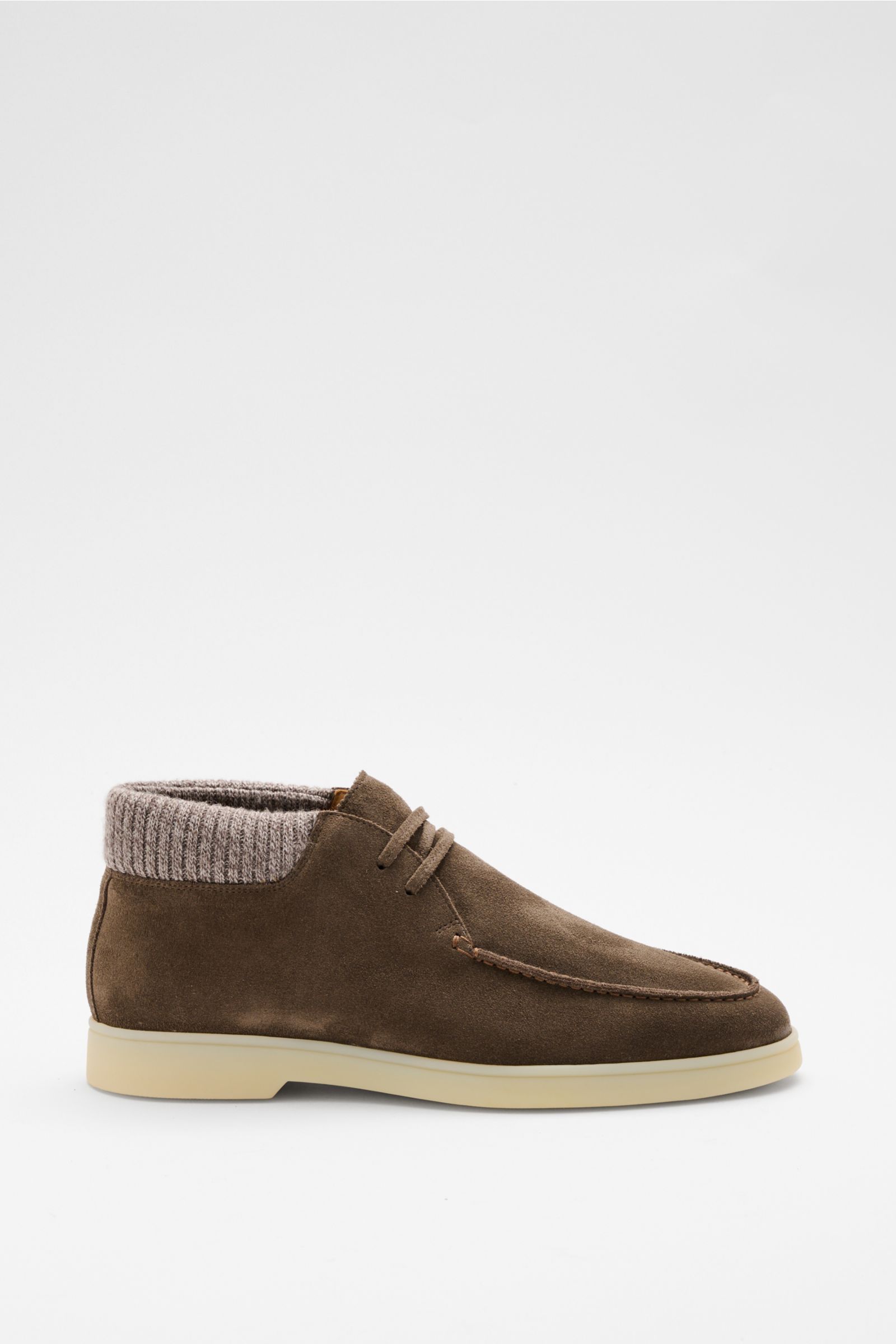 Side view of Aurélien Desert Boot 'Cashwool' graubraun in soft gray-brown suede with padded wool collar, open three-eyelet lacing, prominent front seam, leather lining, flexible rubber sole, and extra laces, designed as a stylish all-rounder for comfort a