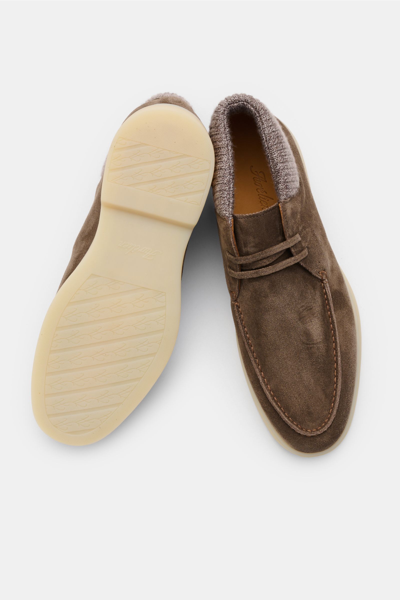 Top view of Aurélien Desert Boot 'Cashwool' graubraun in soft gray-brown suede, showing flexible rubber sole, padded wool-trimmed collar, and leather lining.