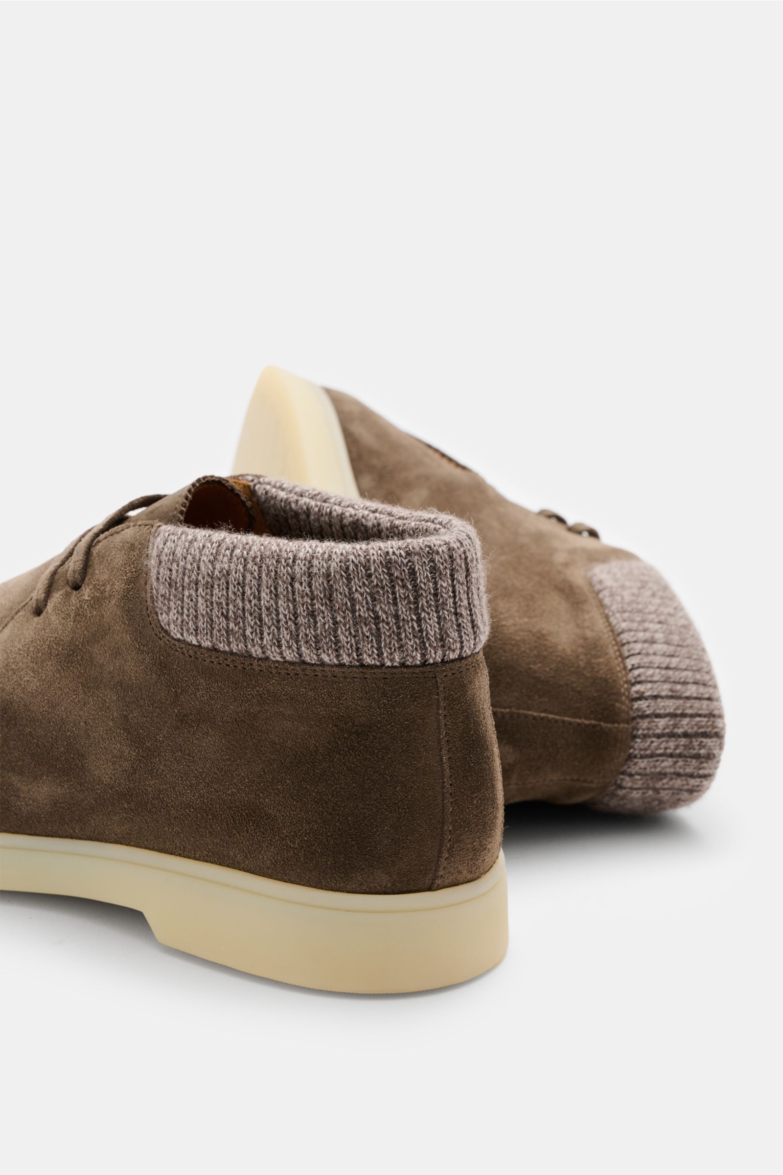 Rear angle view of Aurélien Desert Boot 'Cashwool' graubraun in soft grey-brown suede with padded wool collar, leather lining, flexible rubber sole, and distinctive front cap seam, featuring a slightly tapered silhouette, open three-eyelet lacing, and an 