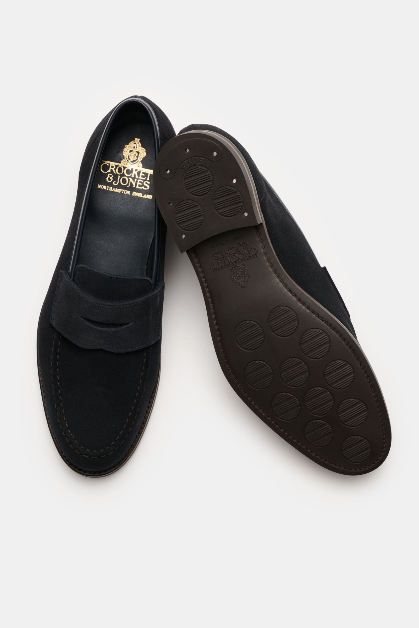 Crockett & Jones Penny Loafer 'Harvard' navy aus geschmeidigem Veloursleder, wasserabweisend, mit typischem Penny Strap, Steppnaht, rutschsicherer Kautschuksohle, von oben und unten fotografiert.