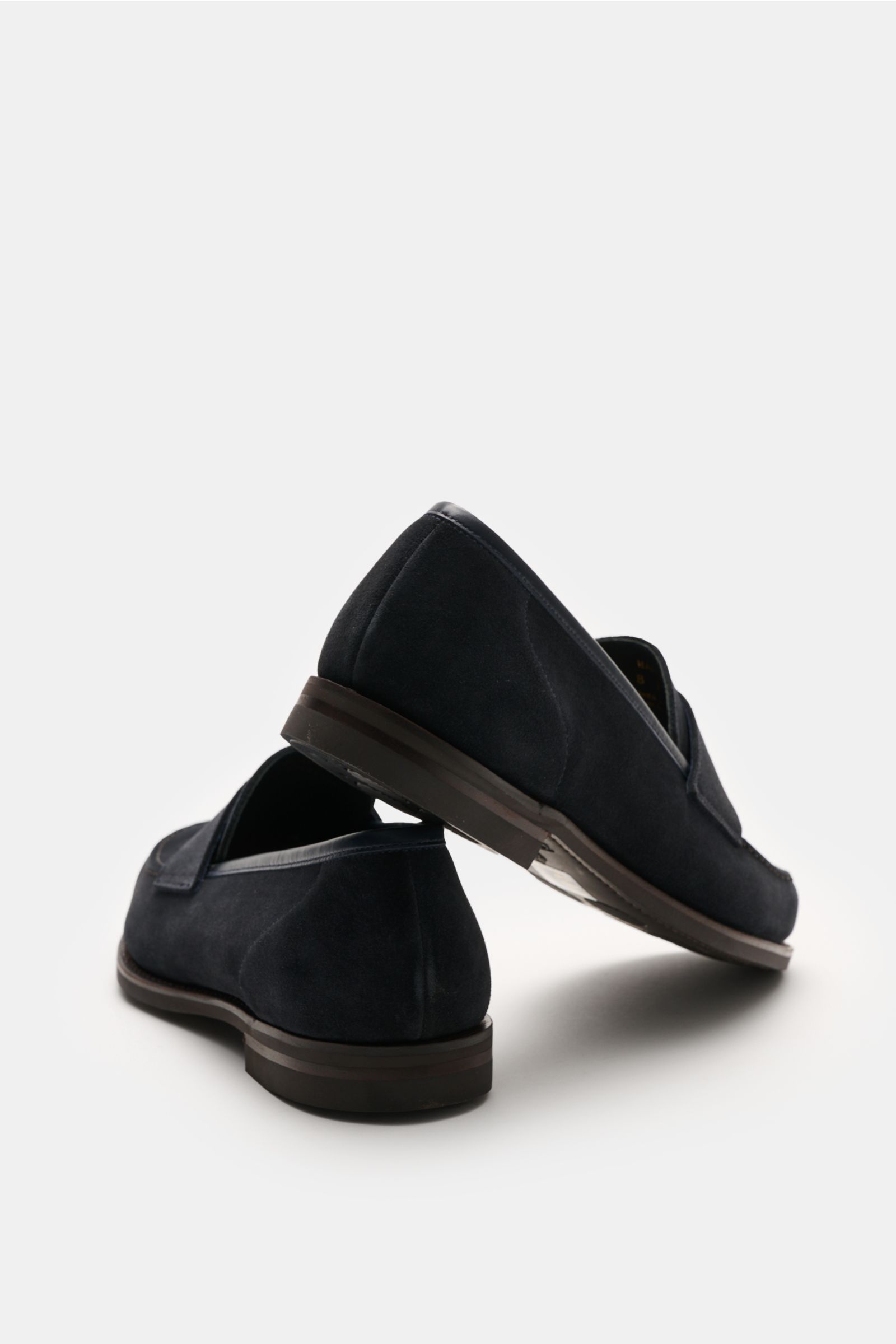 Crockett & Jones Penny Loafer 'Harvard' navy aus geschmeidigem Veloursleder, wasserabweisend, rutschsichere Kautschuksohle, seitlich von hinten fotografiert.