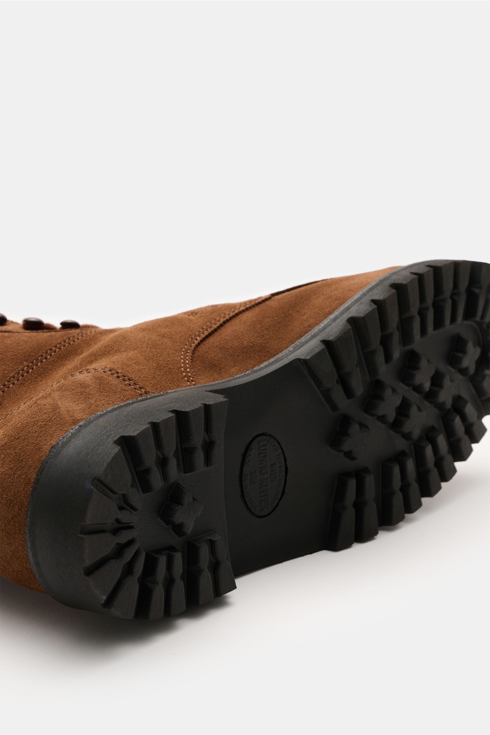 Ludwig Reiter Schnürboot 'Dachstein' braun von unten fotografiert, zeigt profilierte Gummisohle, Veloursleder und rahmengenähte Handwerkskunst.