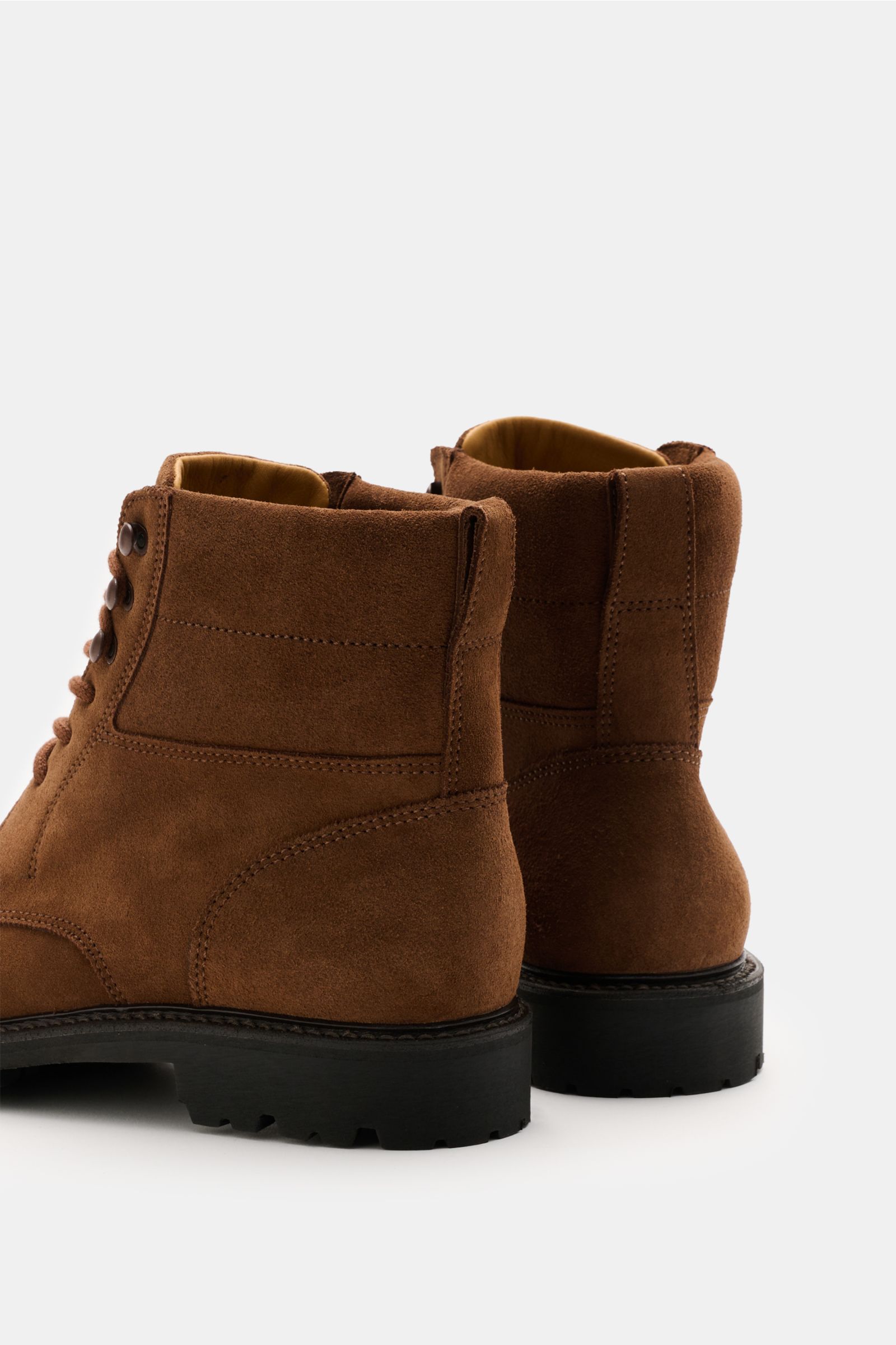 Braune Ludwig Reiter Schnürboots 'Dachstein' aus hydrophobem Veloursleder, schmal zulaufend, mit Bergprofilsohle, Rückansicht.