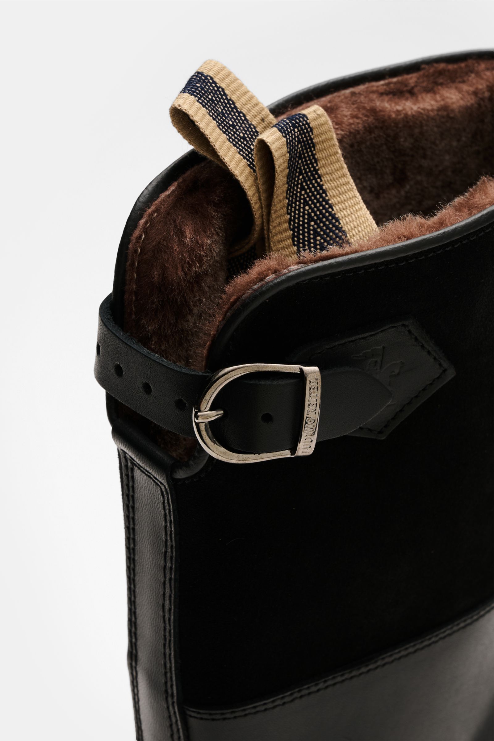 Nahaufnahme von Ludwig Reiter Boot schwarz/dunkelgrau meliert, schräg von oben, mit Filzschaft, Lammfellfutter, Riegel und Dornschließe.