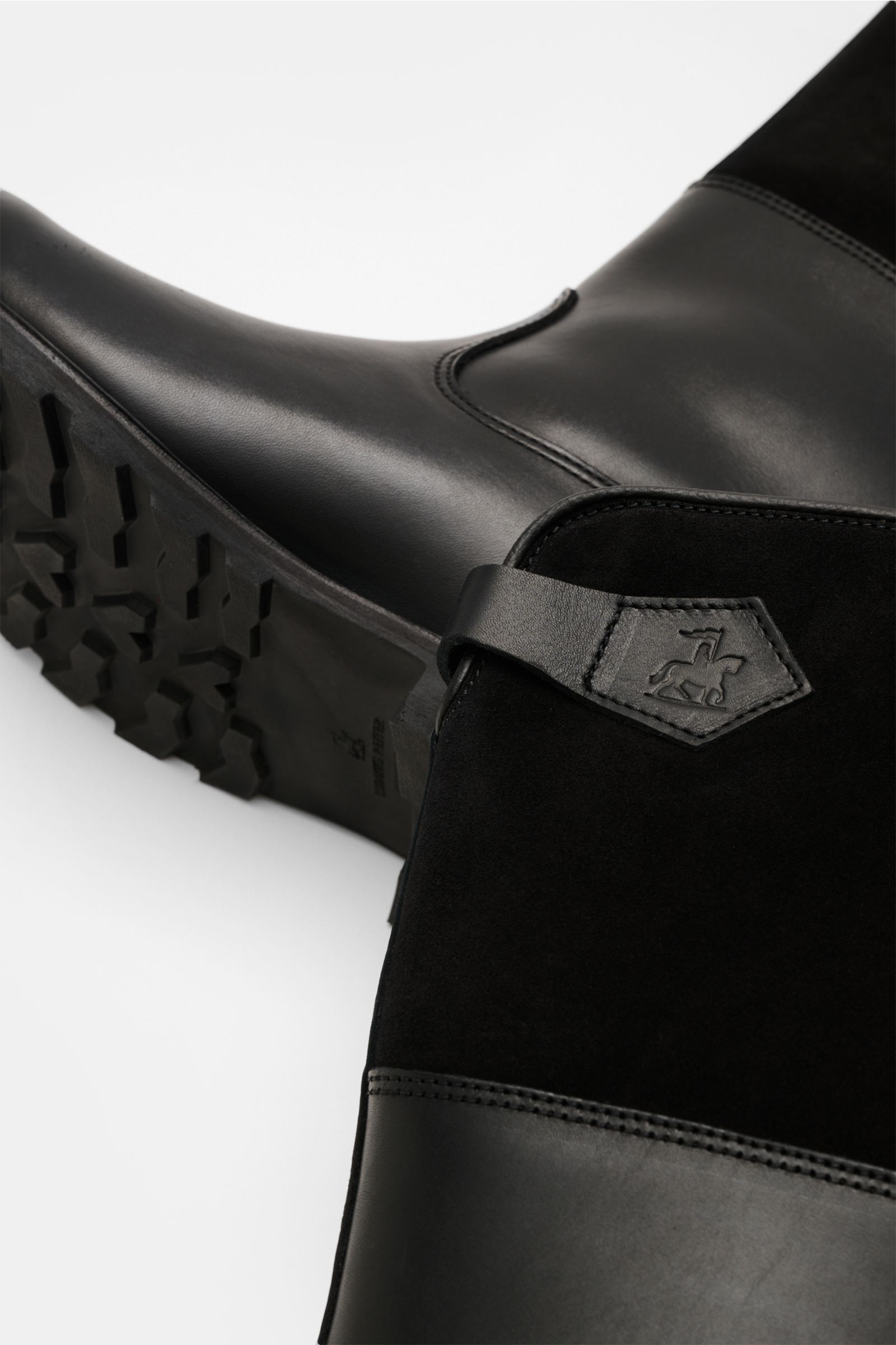 Nahaufnahme seitlich des Ludwig Reiter Boot schwarz/dunkelgrau meliert aus Juchtenleder mit Filzschaft, Lammfellfutter und profilierter Gummisohle.