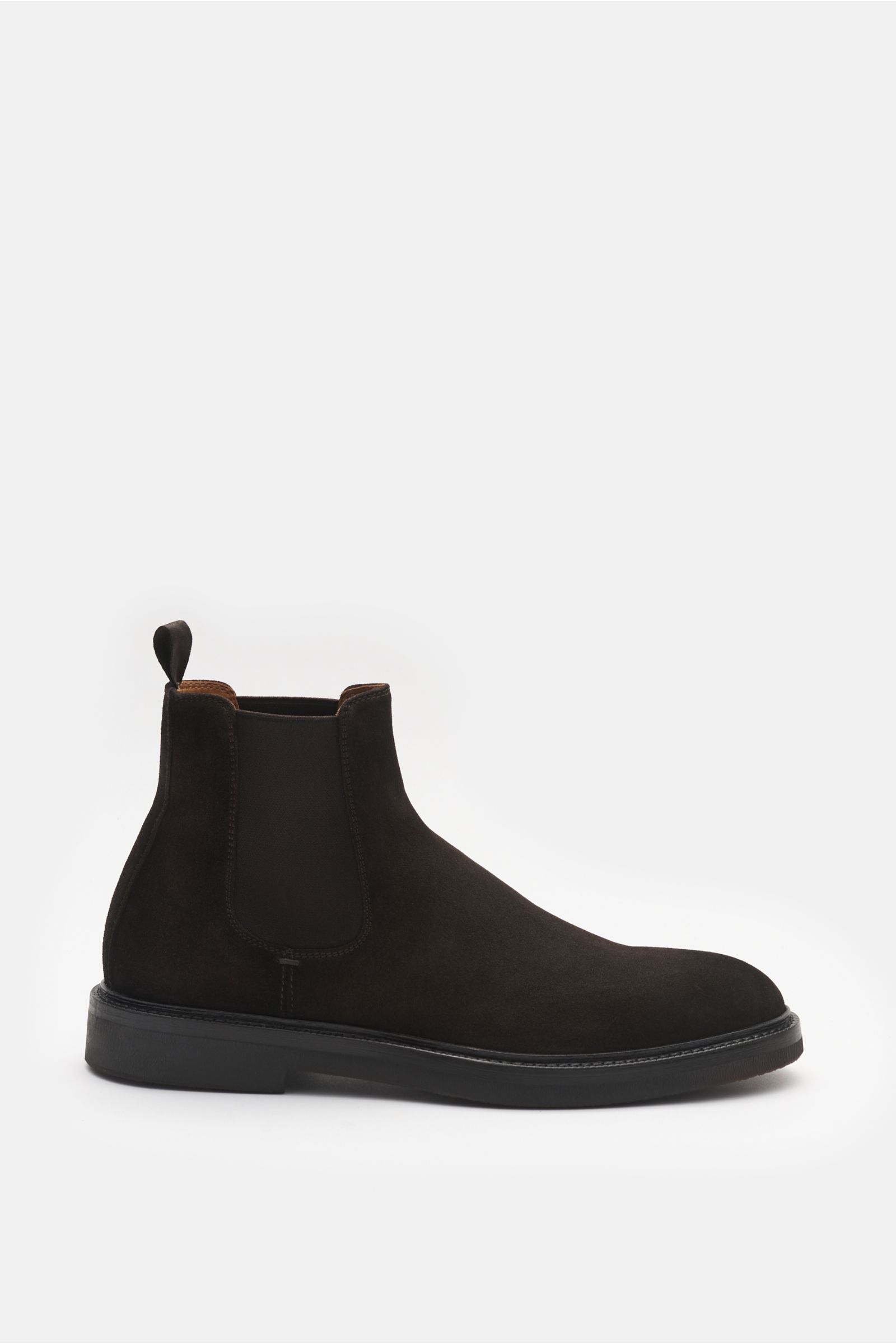 Side view of Officine Creative Chelsea Boot 'Dude Flexi 003' dunkelbraun in dark brown suede with elastic side panels and pull tab.

Description: Vielseitig durch den Herbst und Winter bewegen Sie sich mit dem Chelsea Boot 'Dude Flexi 003' von OFFICINE