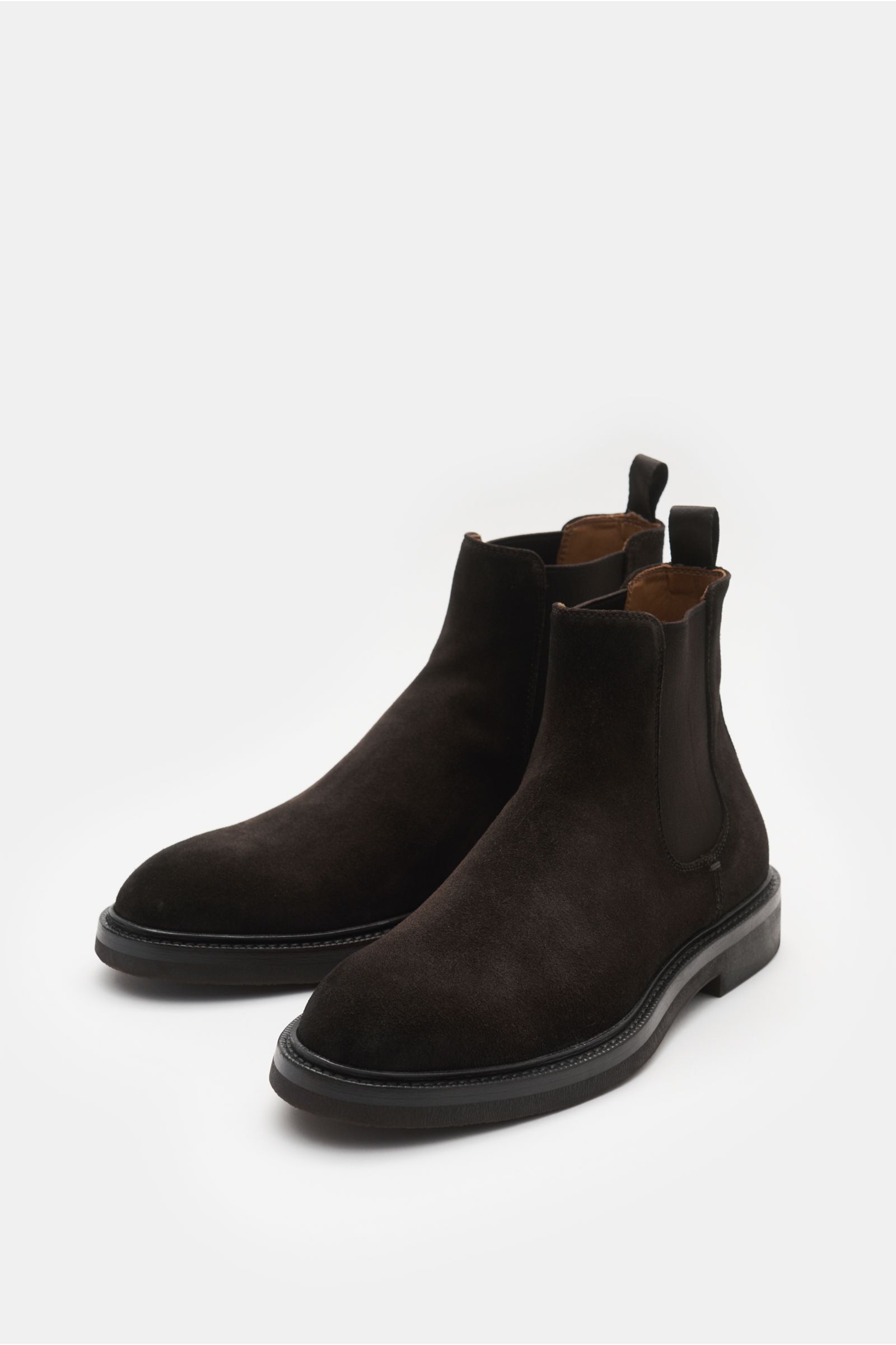 Front-side view of Officine Creative Chelsea Boot 'Dude Flexi 003' dunkelbraun in dark brown suede, with elastic side inserts and pull tabs.

Description: Vielseitig durch den Herbst und Winter bewegen Sie sich mit dem Chelsea Boot 'Dude Flexi 003' von