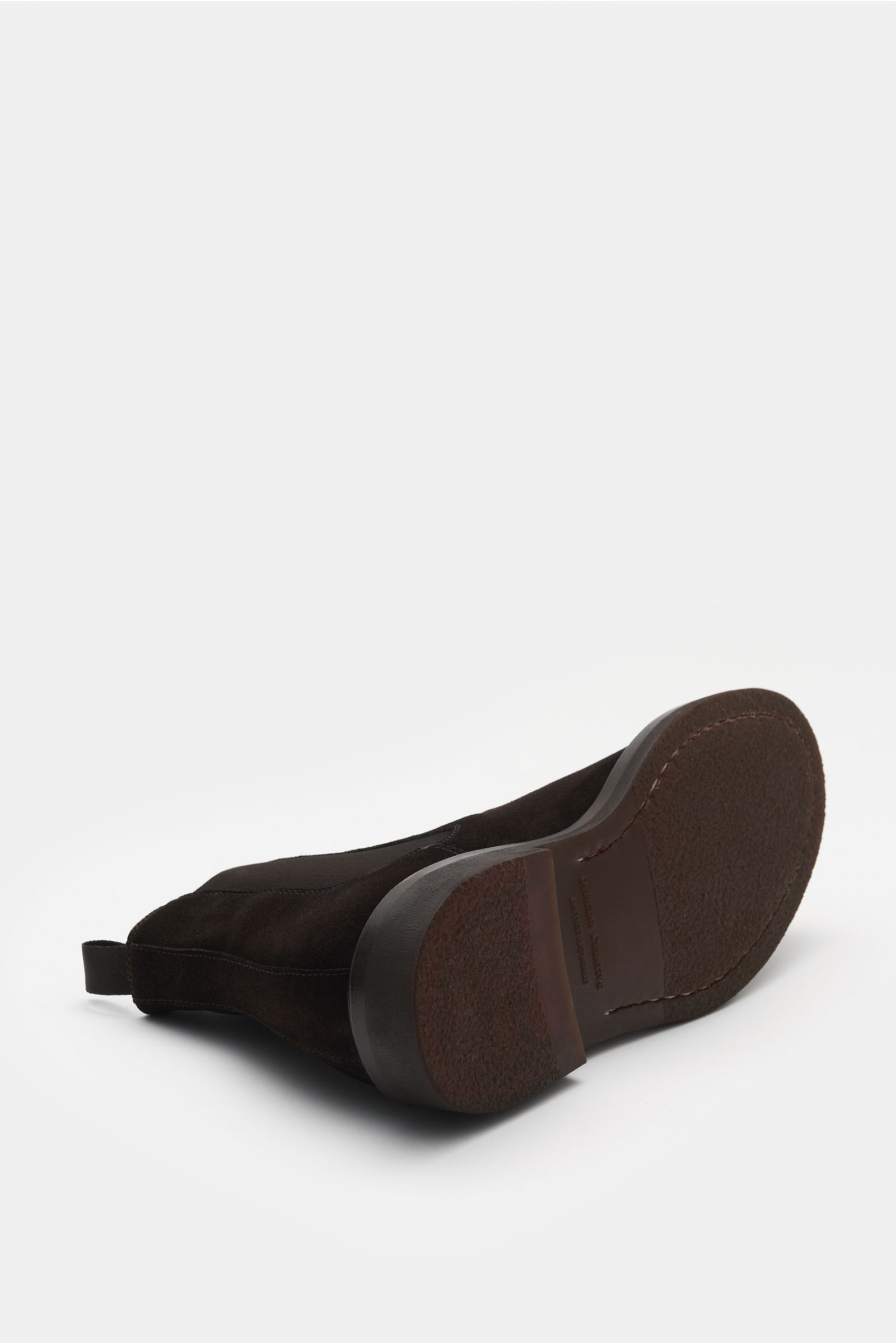Officine Creative Chelsea Boot 'Dude Flexi 003' dunkelbraun shown from a low rear angle, highlighting the sole, heel, and side elastic inserts. Vielseitig durch den Herbst und Winter bewegen Sie sich mit dem Chelsea Boot 'Dude Flexi 003' von OFFICINE C