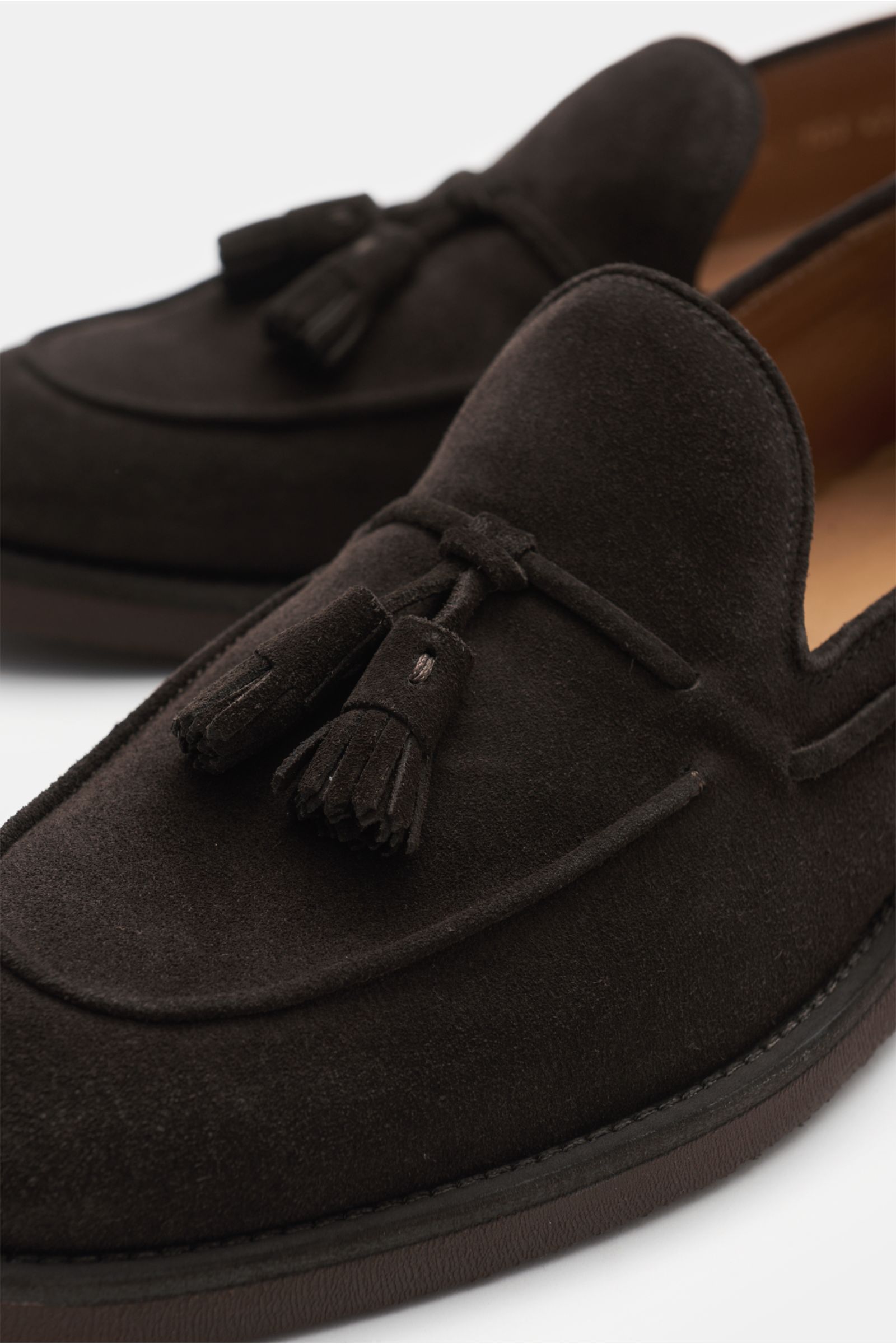Close-up front-side view of Officine Creative Tassel Loafer 'Opera Flexi 106' dunkelbraun in dark brown suede with tassels, smooth veloursleder, soft processing, slim silhouette, Goodyear welted, decorative stitching, grosgrain pull tab, leather lining, a