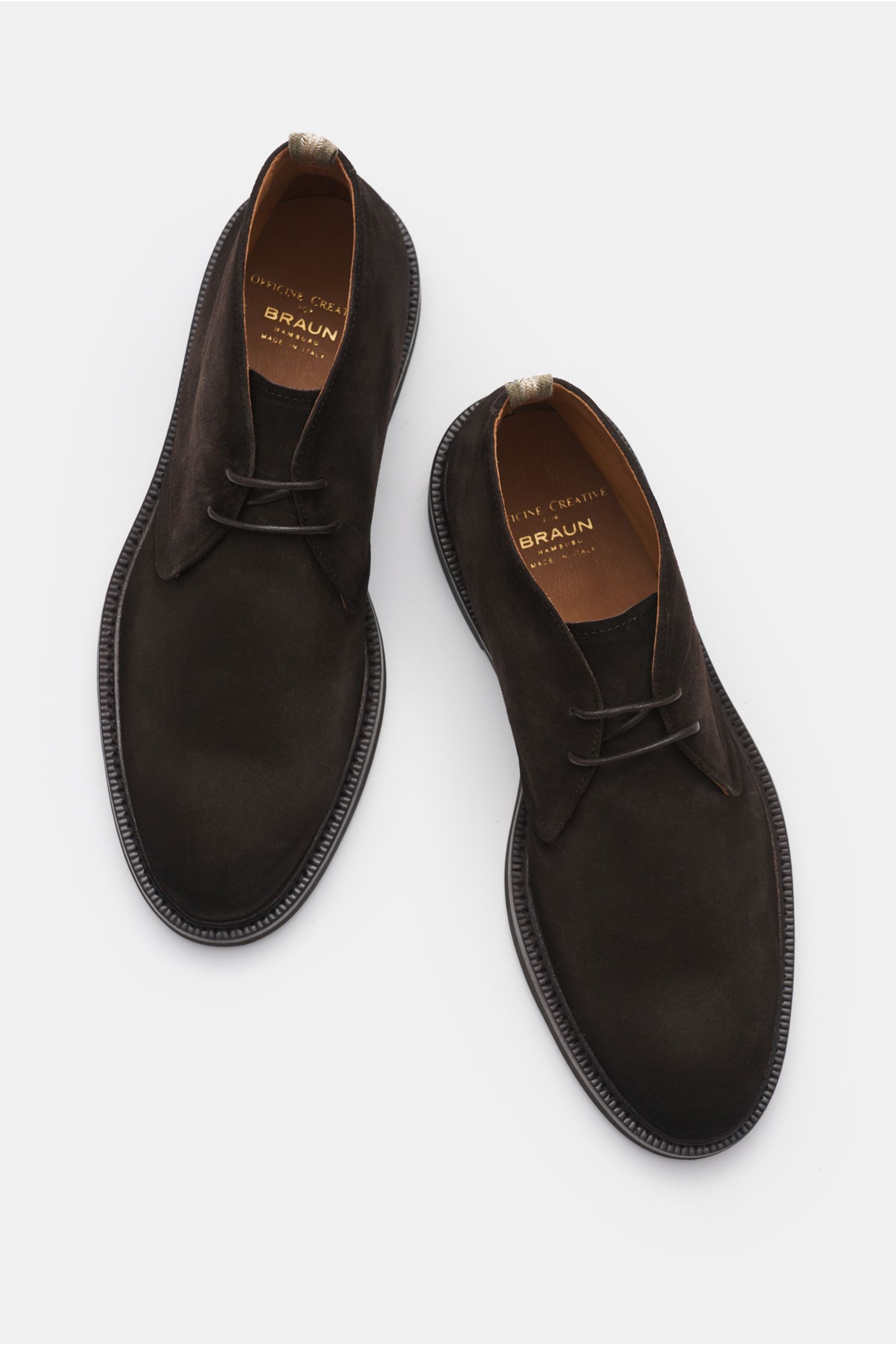Officine Creative Desert Boot 'Dude Flexi 004' dunkelbraun, von oben schräg fotografiert, weiches Veloursleder, schmale Silhouette, Blake-Verarbeitung, Zwei-Loch-Schnürung, Grosgrain-Schlaufe, Lederfutter, flexible Kautschuksohle.