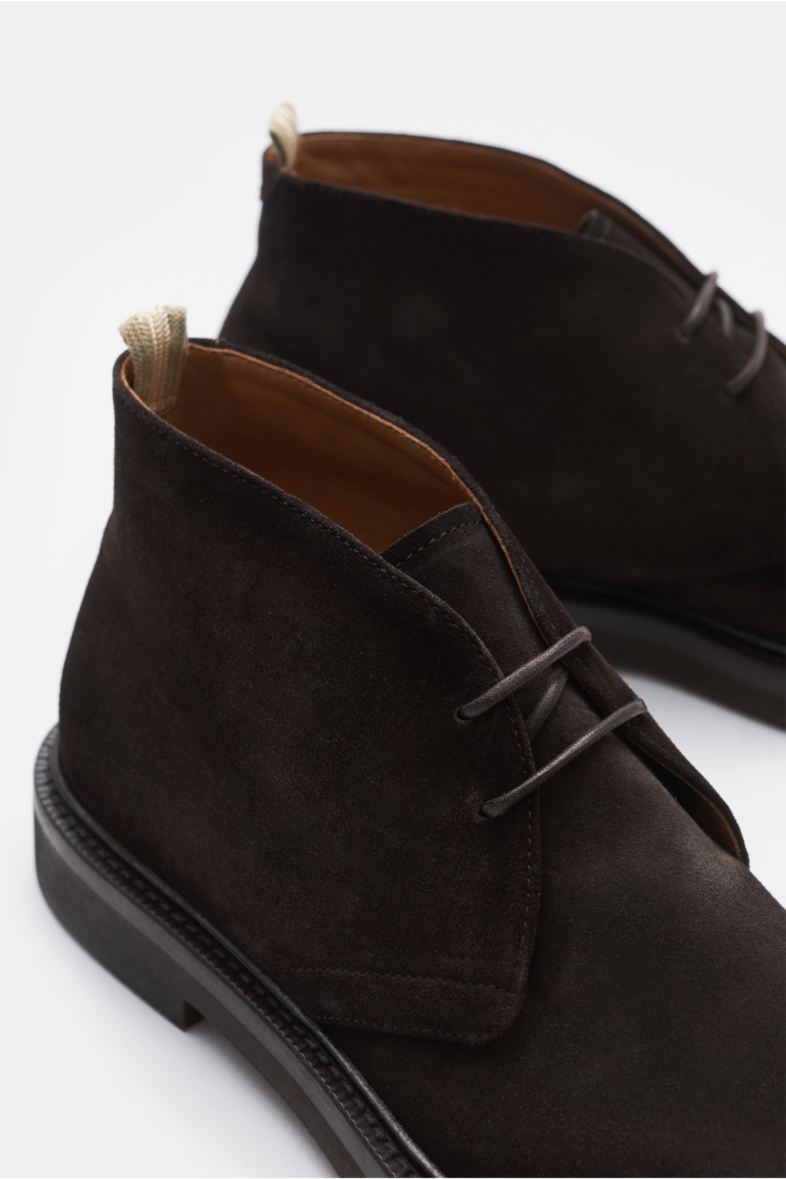 Officine Creative Desert Boot 'Dude Flexi 004' dunkelbraun, Detailaufnahme schräg von oben, weiches Veloursleder, schmale Silhouette, Blake-Verarbeitung, Zwei-Loch-Schnürung, Grosgrain-Schlaufe, Lederfutter, flexible Kautschuksohle.