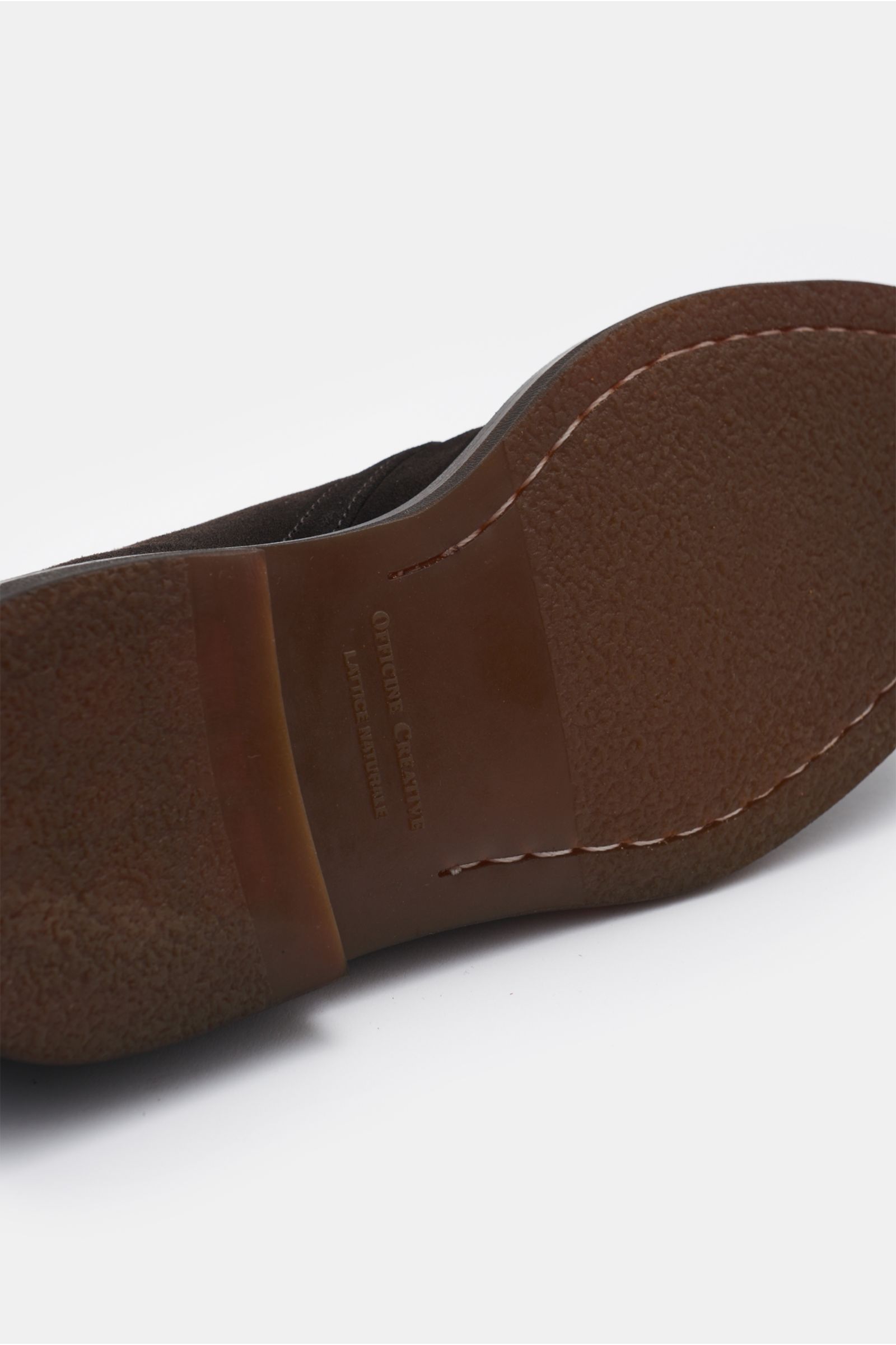 Officine Creative Desert Boot 'Dude Flexi 004' dunkelbraun, Detailaufnahme der flexiblen Kautschuk-Laufsohle mit durchgenähter Blake-Verarbeitung.