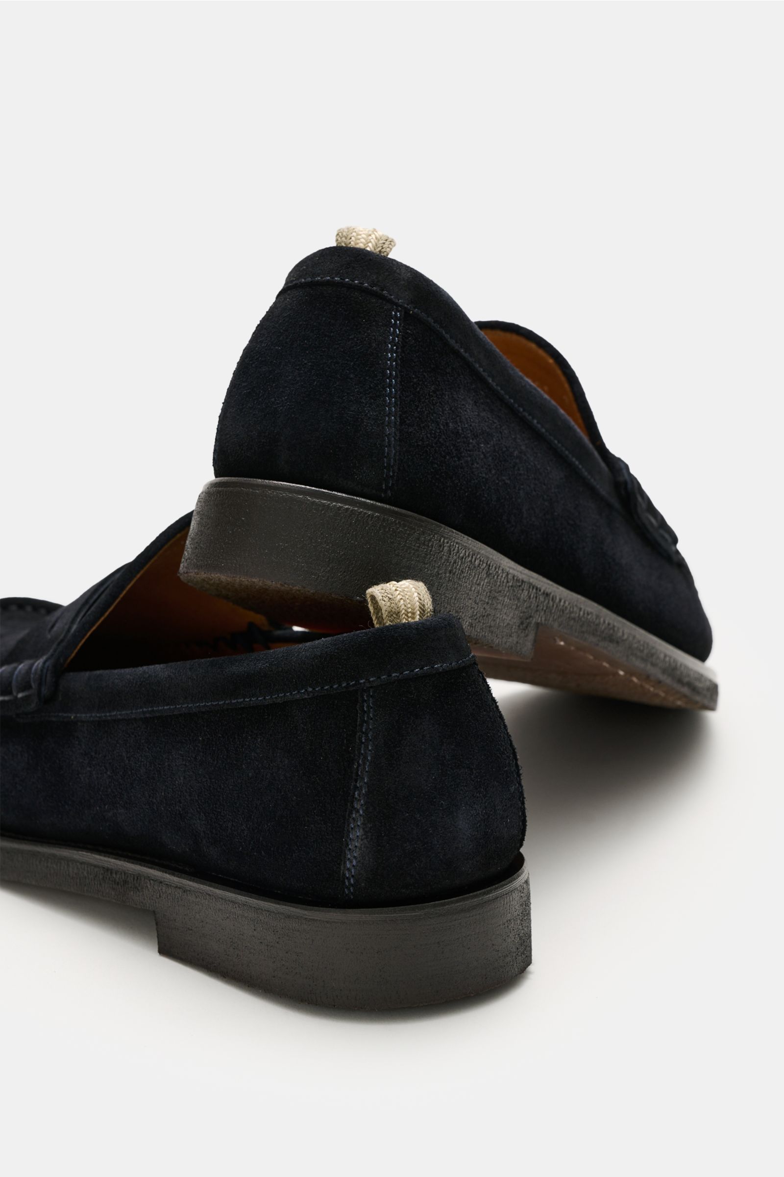 Close-up angled rear view of Officine Creative Penny Loafer 'Balfron Flexi 001' dark navy in soft velour leather with natural rubber sole. Entspannte Eleganz: Der Penny Loafer 'Balfron Flexi 001' von OFFICINE CREATIVE vereint italienische Handwerkskunst m