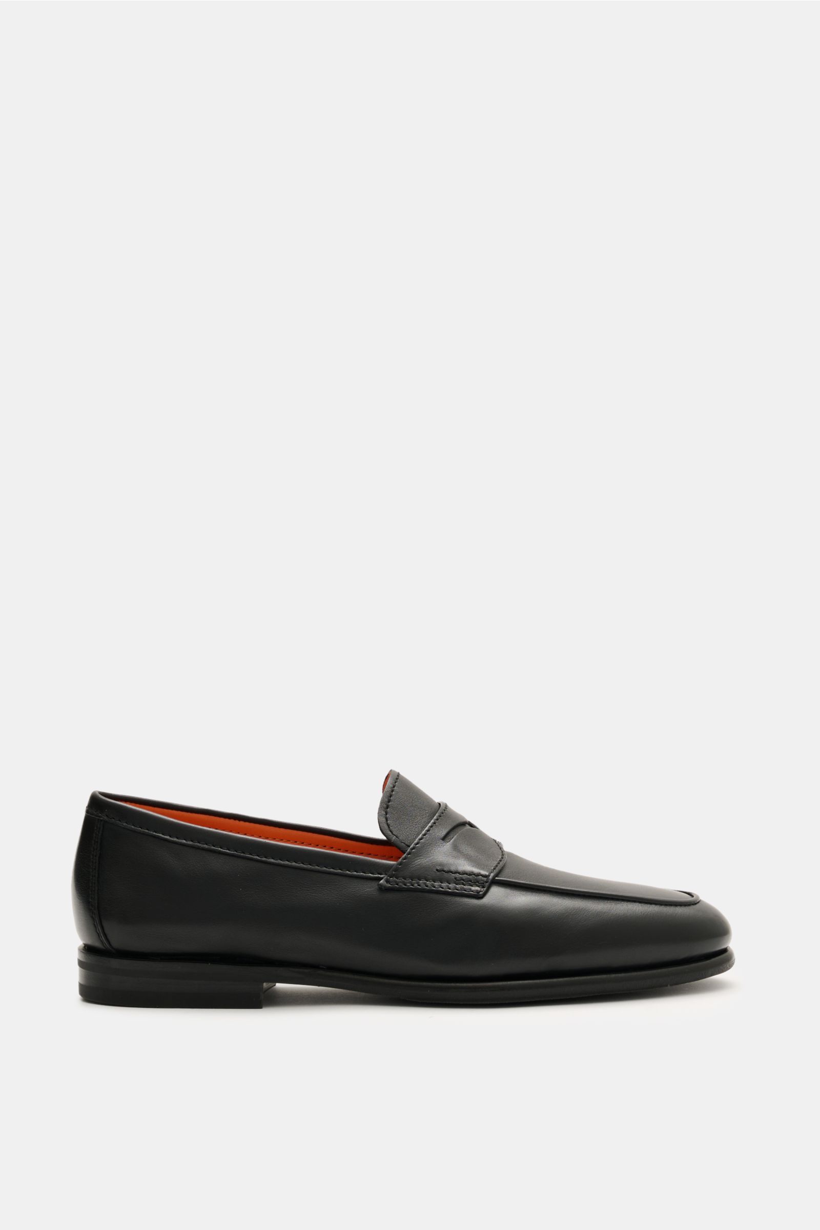 Santoni Loafer 'Carter' schwarz in side view, made of fine hand-dyed smooth leather with typical penny-strap, stitched toe cap, leather lining, leather sole, and rubber-reinforced heel.