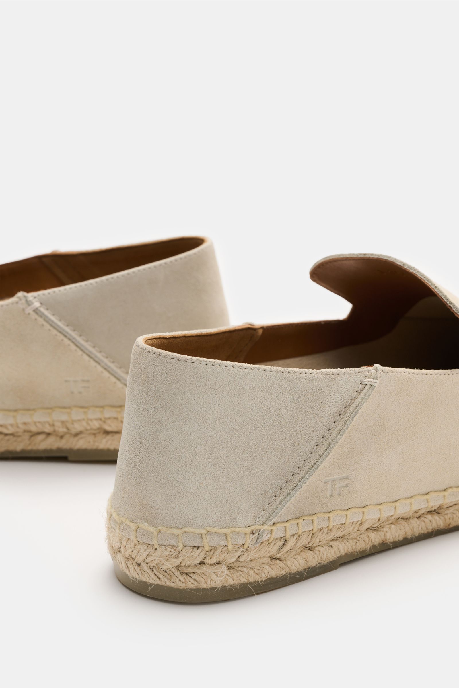 Rear angled view of Tom Ford Espadrilles beige made of soft suede with decorative toe stitch, leather lining, espadrille-style trim, and flexible rubber sole, ideal for summer vacations. Ideal für den Sommerurlaub: Mit ihrem soften Veloursleder garanti