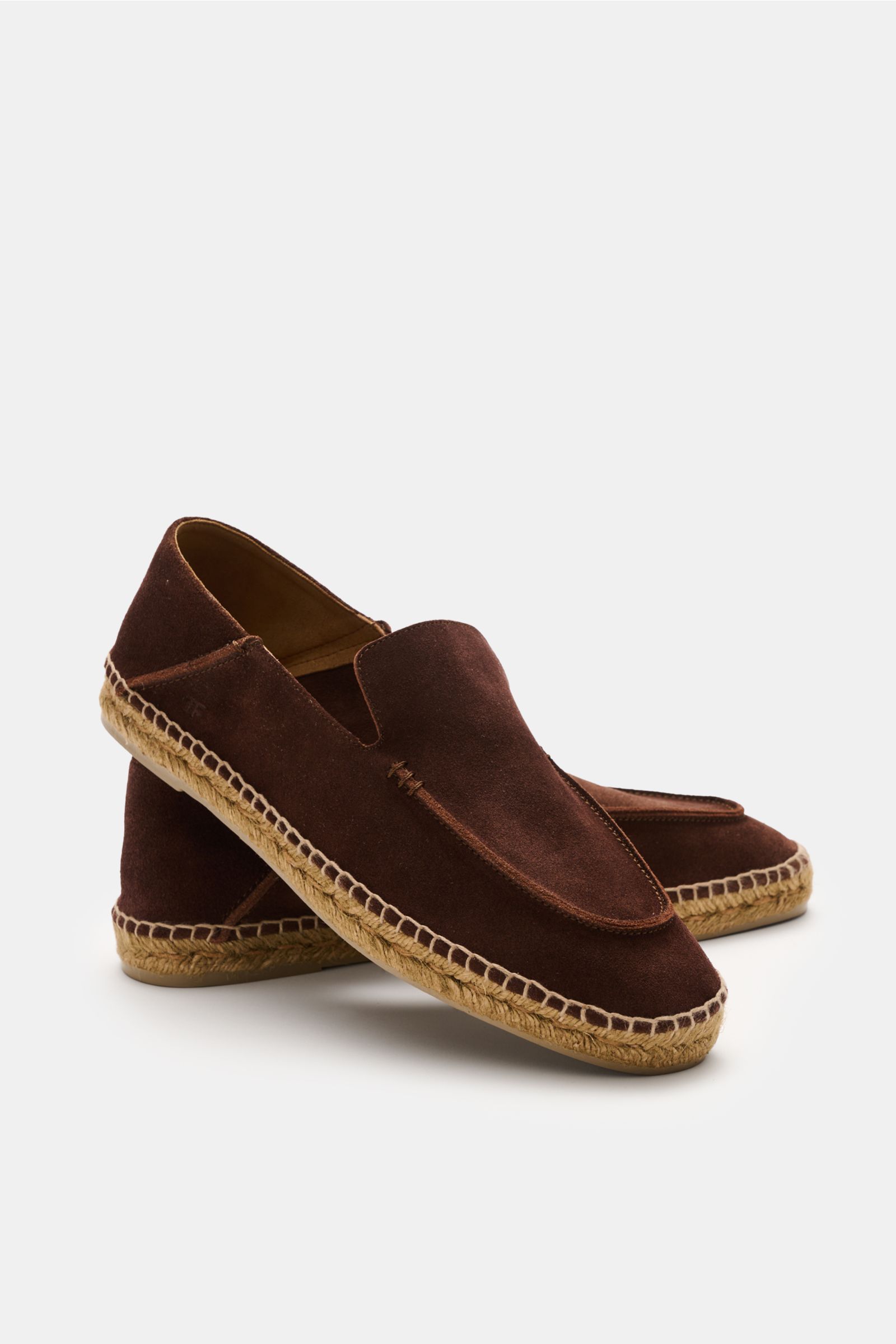 Side and front view of Tom Ford Espadrilles dunkelbraun in soft dark brown suede with decorative stitching, espadrille trim, leather lining, and flexible rubber sole, ideal for summer comfort.