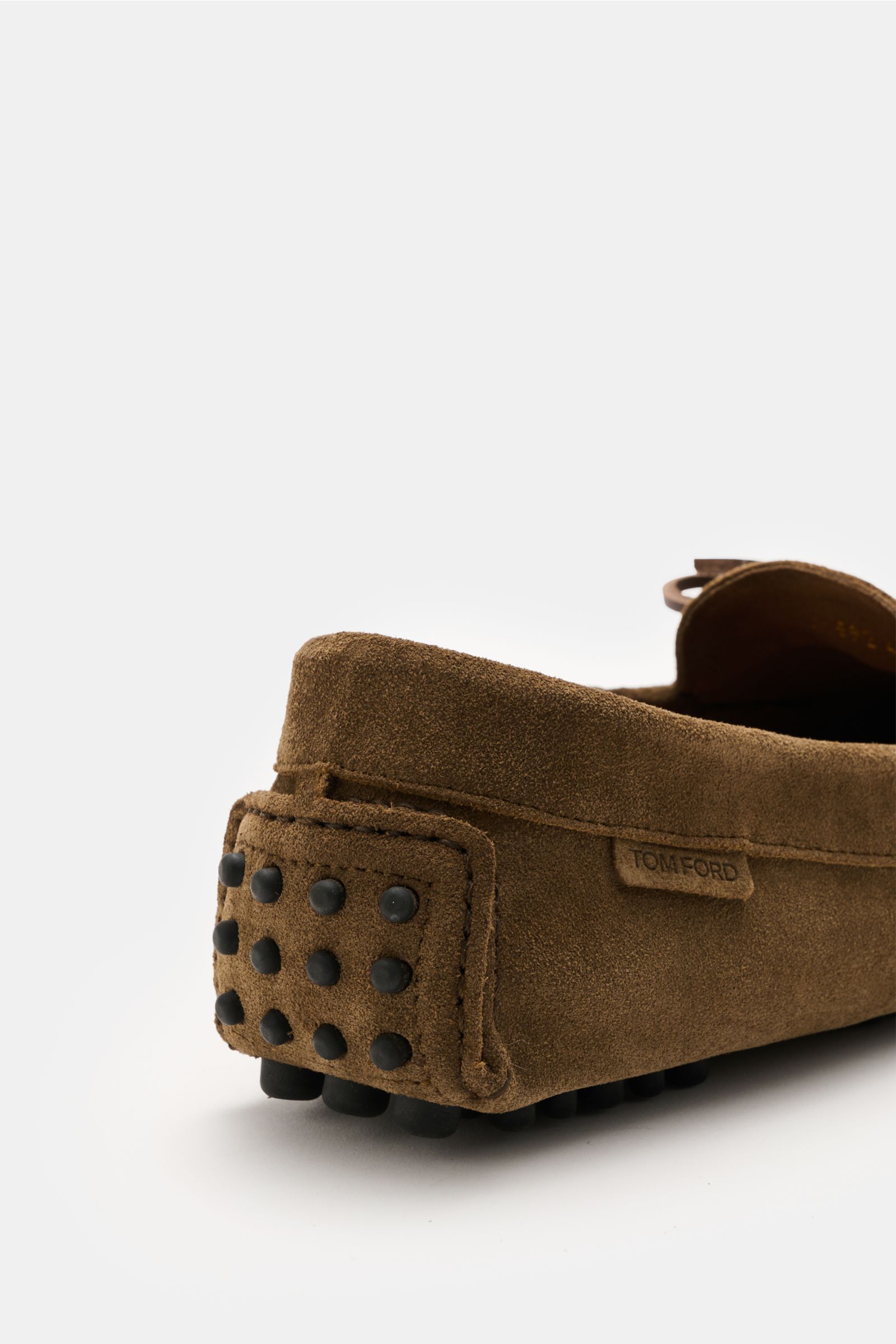 Tom Ford Loafer braun aus softem Veloursleder mit Schleife, Noppensohle und Ziernaht, Detailansicht der Ferse und Seitensicht.