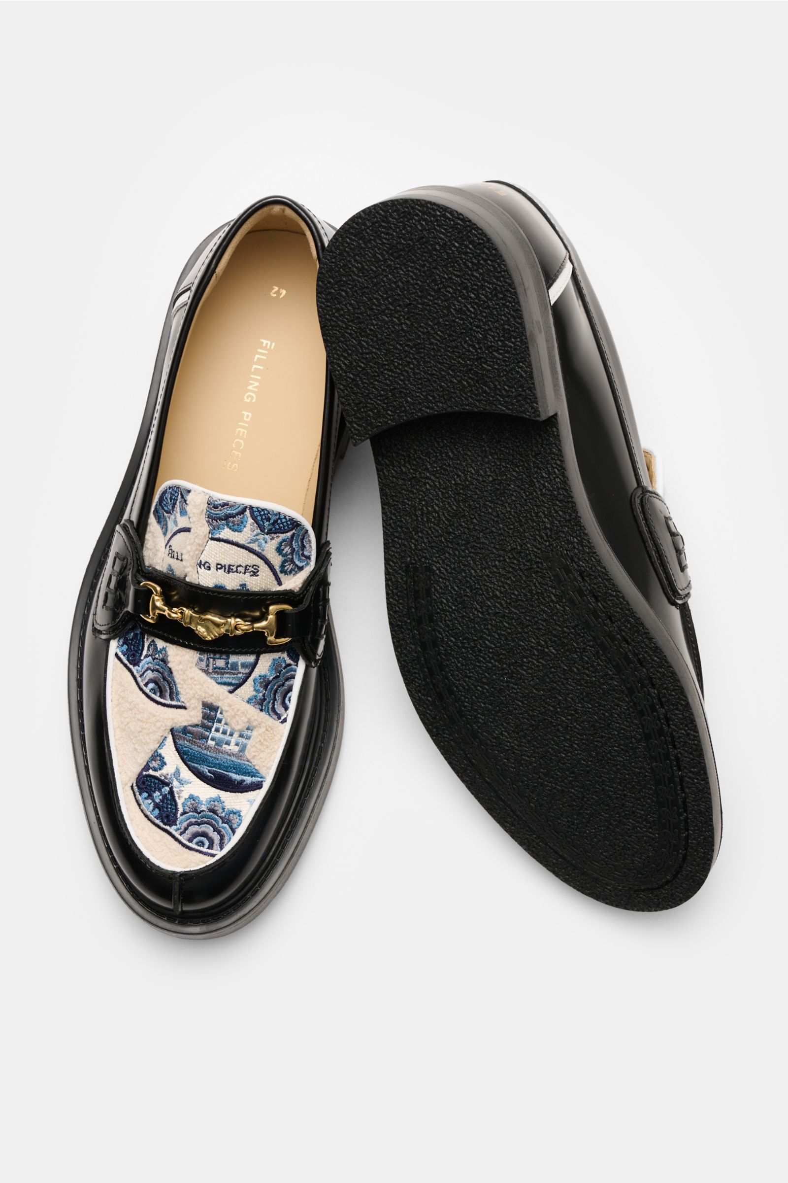 Filling Pieces Loafer 'Broken Plate' schwarz/blau/offwhite shown from top and sole view, polished leather, microfiber patch, slim silhouette, handshake bridge buckle, leather lining, rubber sole.