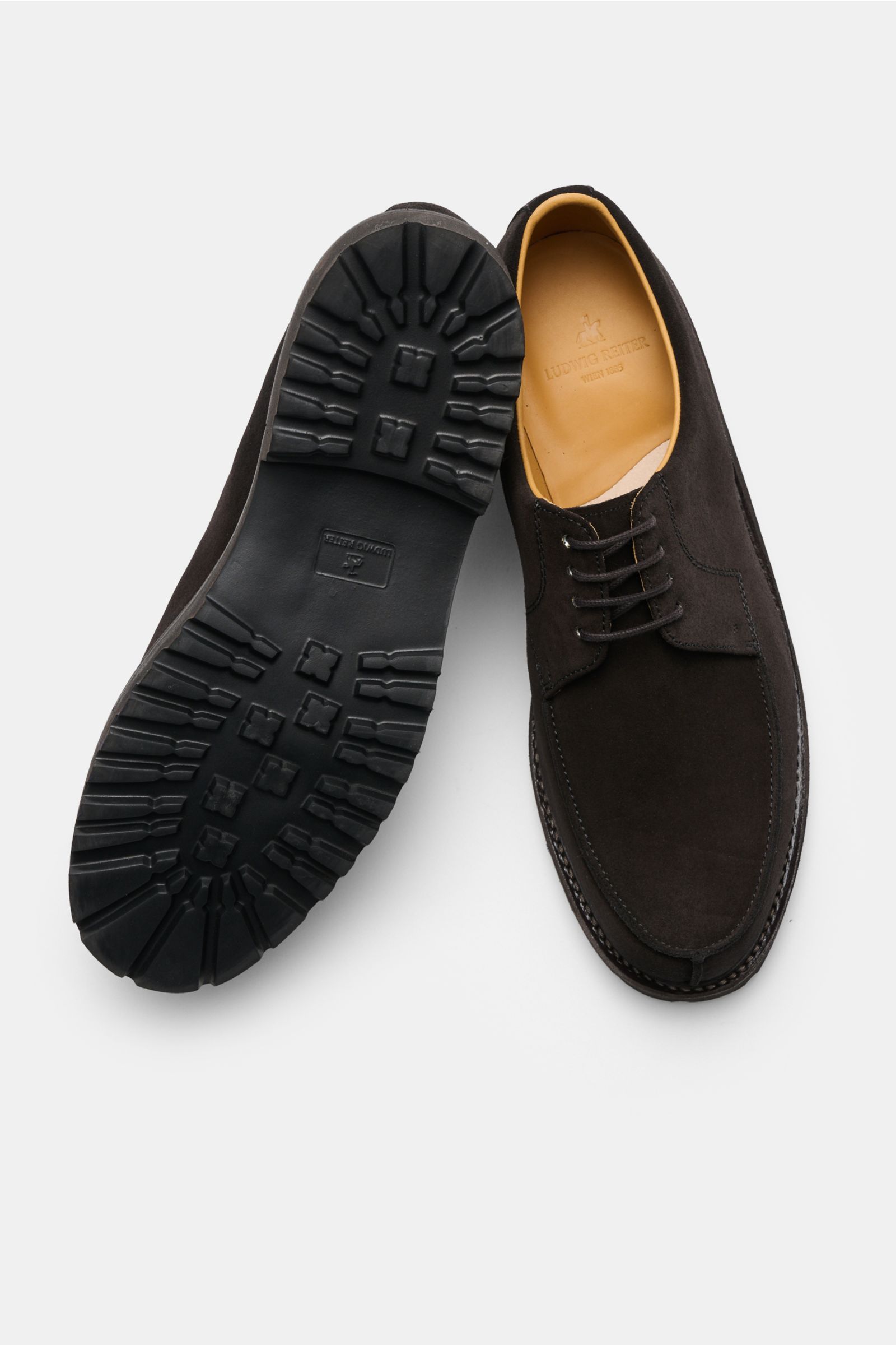 Top and sole view of Ludwig Reiter Norweger 'Wachauer' dunkelbraun shoes in soft brown veloursleder with open four-eyelet lacing, decorative stitch, leather lining, and rubber lug sole.

Description: Qualitätsschuhe vom Wiener Traditionshaus LUDWIG REI