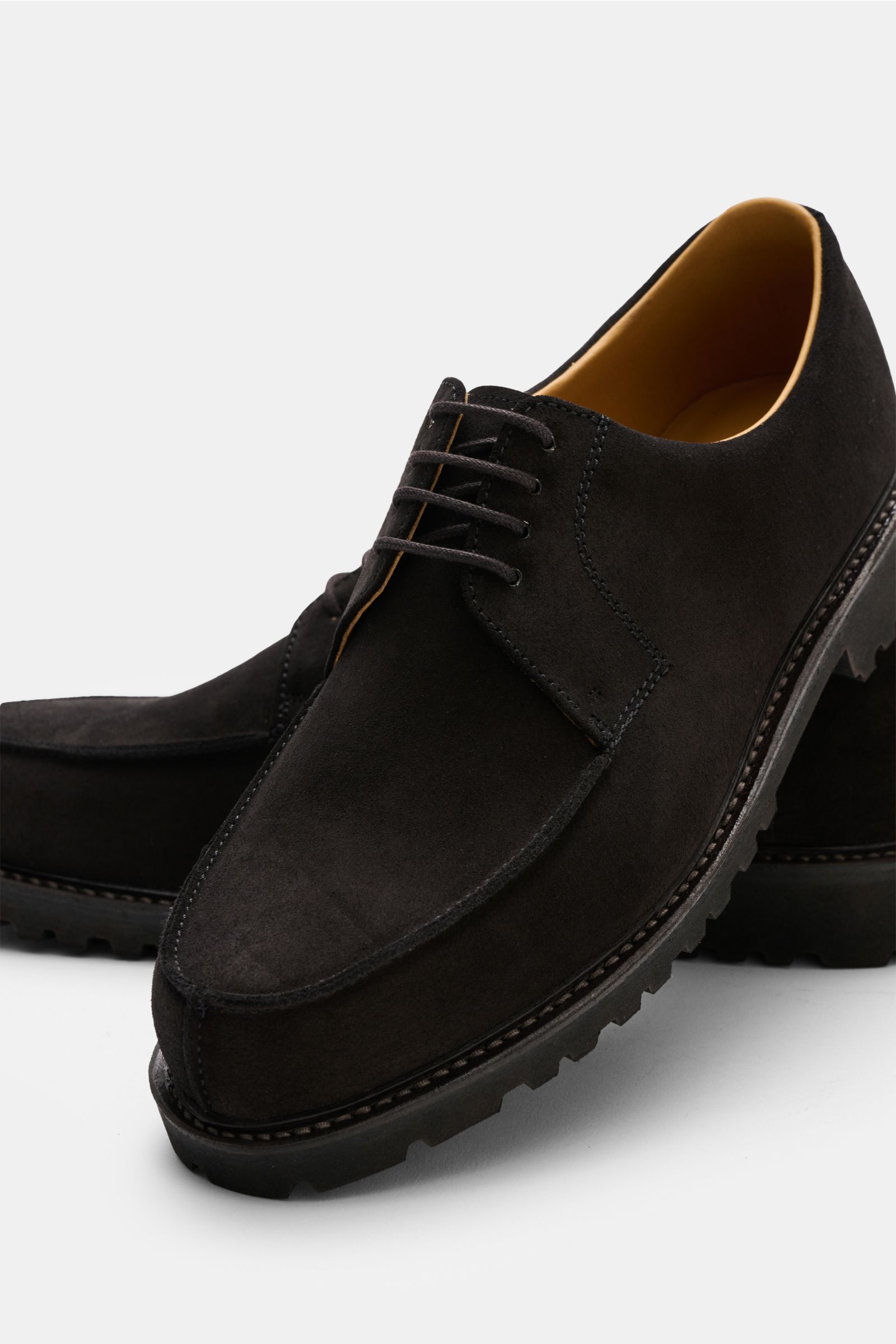 Close-up front-side view of Ludwig Reiter Norweger 'Wachauer' dunkelbraun in soft dark brown suede with open four-eyelet lacing and rubber sole.

Description: 
Qualitätsschuhe vom Wiener Traditionshaus LUDWIG REITER: Das Modell 'Wachauer' aus softem Ve