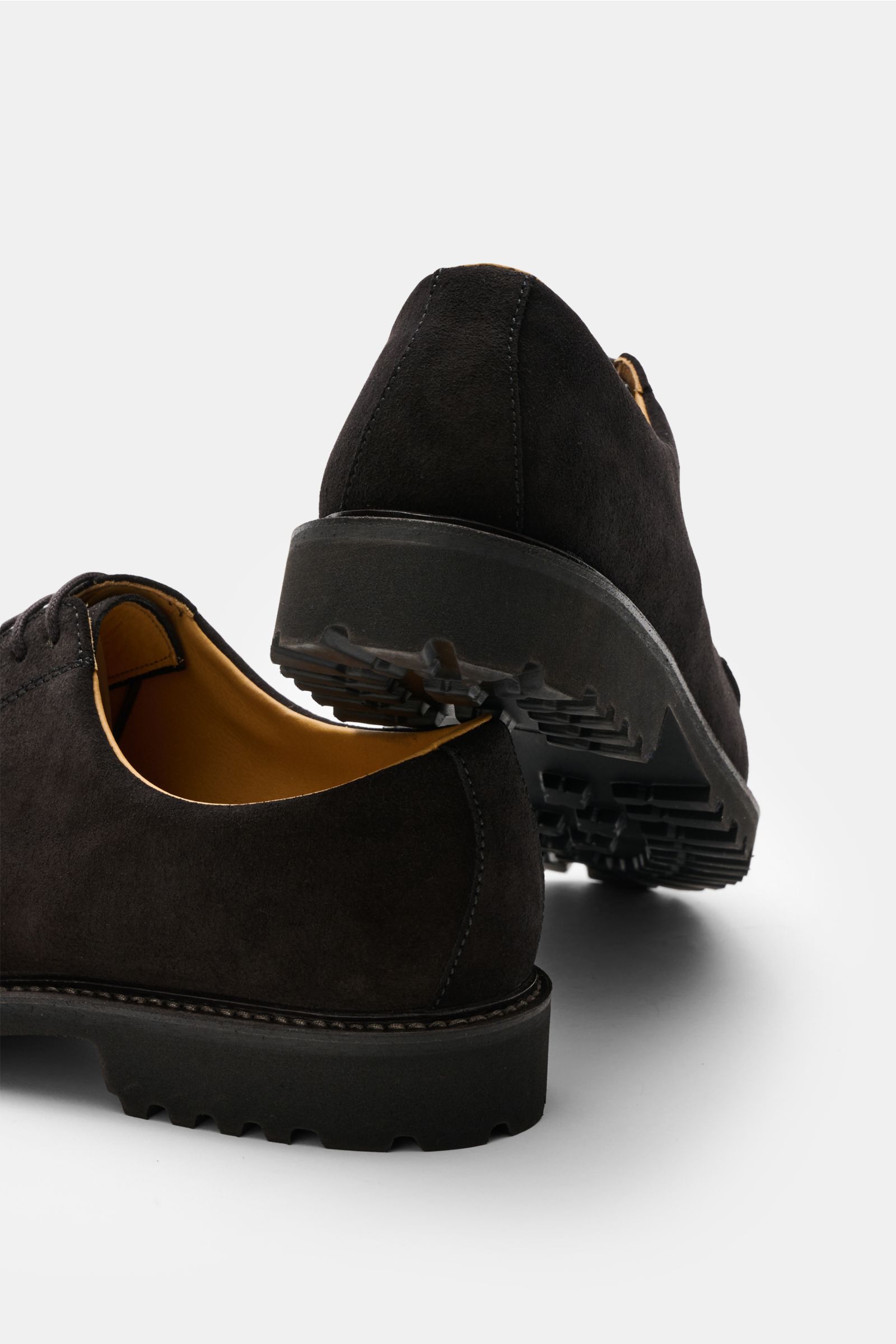 Ludwig Reiter Norweger 'Wachauer' dunkelbraun shoes shown from rear and sole view, soft velour leather, open four-eyelet lacing.

Qualitätsschuhe vom Wiener Traditionshaus LUDWIG REITER: Das Modell 'Wachauer' aus softem Veloursleder im 'Norweger'-Desig